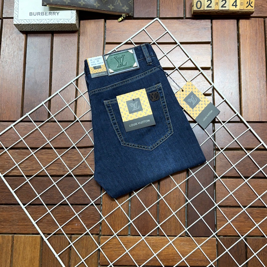 NO:127425,LV Louis Vuitton New style and new products available for sale in counters. The original 1:1 product for physical stores, suitable for all ages. The highest version of imported European fabrics in the market. They are comfortable, soft and skin-friendly, with super cool and fashionable and versatile upper body effect, straight and stylish, a must-have for the wardrobe!  Suitable for any occasion Size 29-40, louis vuitton,louis vuitton,jeans,alexander wang19860909LV 路易威登 新款新品 专柜有售 实体店极品牛仔裤专柜原版1:1好货,适合各个年龄段.市场最高版本的欧洲进口面料.舒适柔软亲肤,上身效果超级棒时尚百搭,笔挺有型,衣橱必备！适合任何场合穿着 尺码29-40,,louis vuitton,louis vuitton,jeans,alexander wang,Men's clothing