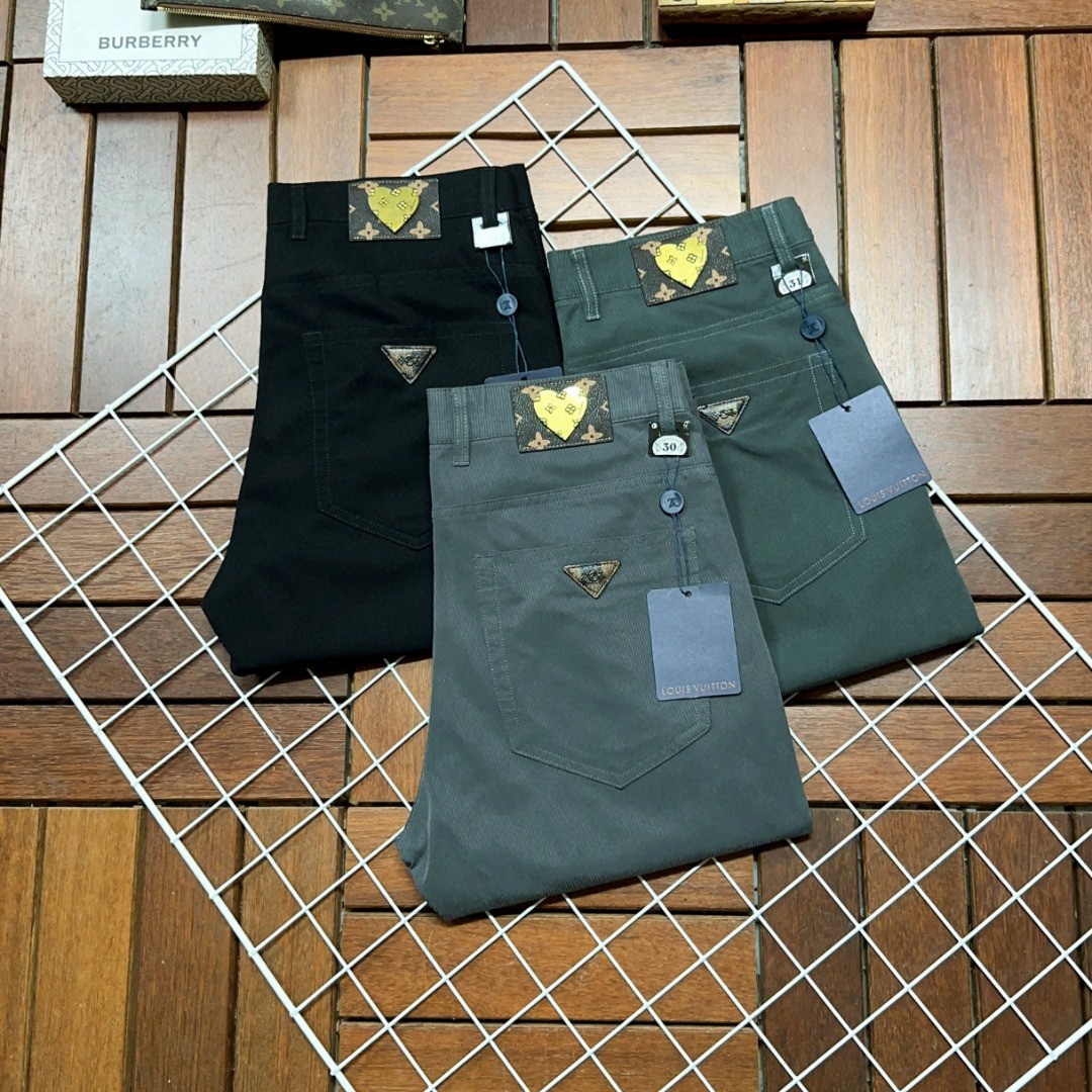 NO:127446,LV Louis Vuitton is coming, new models and new products are available for sale in the counter. The original 1:1 product of the counter in physical stores is suitable for all ages. The highest version of the imported European fabric in the market is comfortable, soft and skin-friendly, with super cool and fashionable and versatile effect, straight and stylish, a must-have for the wardrobe!  Suitable for any occasion Size: 29-40, louis vuitton,louis vuitton,alexander wang19860909LV 路易威登 爆款来袭 新款新品 专柜有售 实体店已极品休闲裤西裤专柜原版1:1好货,适合各个年龄段.市场最高版本的欧洲进口面料.舒适柔软亲肤,上身效果超级棒时尚百搭,笔挺有型,衣橱必备！适合任何场合穿着 尺码:29-40,,louis vuitton,louis vuitton,alexander wang,Men's clothing