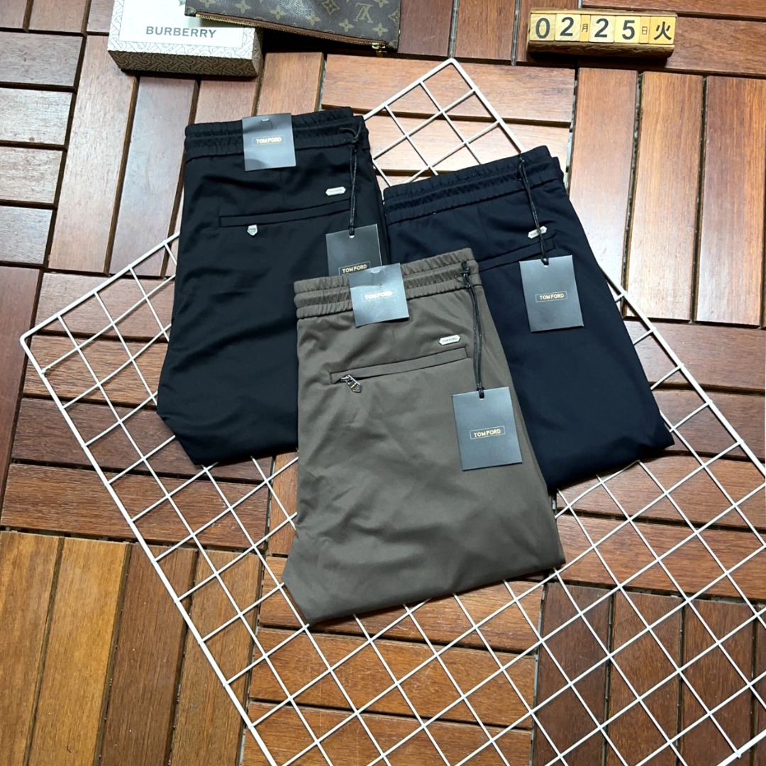 NO:127429,Tomford hits, new styles and new products are available for sale in the counter. The original 1:1 product of the counter for Tomford is available in physical stores, suitable for all ages. The highest version of the imported European fabric in the market is comfortable, soft and skin-friendly, with super cool and fashionable and versatile effect, straight and stylish, a must-have for the wardrobe!  Suitable for any occasion Size: 29-40,,tom ford,alexander wang19860909Tomford爆款来袭 新款新品 专柜有售 实体店已极品休闲裤西裤专柜原版1:1好货,适合各个年龄段.市场最高版本的欧洲进口面料.舒适柔软亲肤,上身效果超级棒时尚百搭,笔挺有型,衣橱必备！适合任何场合穿着 尺码:29-40,,tom ford,alexander wang,Men's clothing