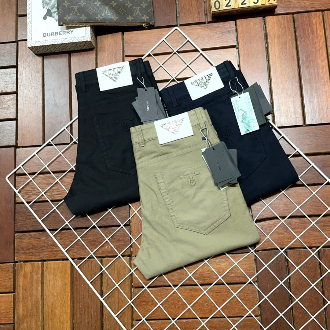 NO:127431,Prada is coming, new and new products are available for sale in the counter. The original 1:1 product of the counter for the physical store is already available for sale in 1:1, suitable for all ages. The highest version of the imported European fabric in the market is comfortable, soft and skin-friendly, with super cool and fashionable and versatile effect, straight and stylish, a must-have for the wardrobe!  Suitable for any occasion Size: 29-40, prada, prada, alexander wang19860909Prada普拉达爆款来袭 新款新品 专柜有售 实体店已极品休闲裤西裤专柜原版1:1好货,适合各个年龄段.市场最高版本的欧洲进口面料.舒适柔软亲肤,上身效果超级棒时尚百搭,笔挺有型,衣橱必备！适合任何场合穿着 尺码:29-40,,prada,prada,alexander wang,Men's clothing