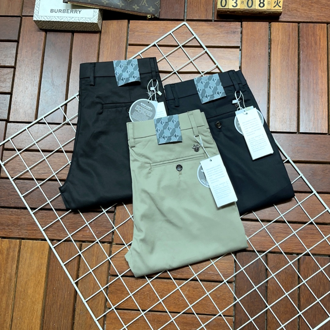 NO:127434,Dior is coming, new models and new products are available for sale in the counter. The physical store has the best casual pants and trousers. The original 1:1 product for all ages. It is suitable for all ages. The highest version of the imported European fabric in the market. It is comfortable, soft and skin-friendly. The upper body effect is super fashionable and versatile. It is straight and stylish. It is a must-have for the wardrobe!  Suitable for any occasion Size: 29-40,,dior,dior,alexander wang19860909Dior迪奥爆款来袭 新款新品 专柜有售 实体店已极品休闲裤西裤专柜原版1:1好货,适合各个年龄段.市场最高版本的欧洲进口面料.舒适柔软亲肤,上身效果超级棒时尚百搭,笔挺有型,衣橱必备！适合任何场合穿着 尺码:29-40,,dior,dior,alexander wang,Men's clothing