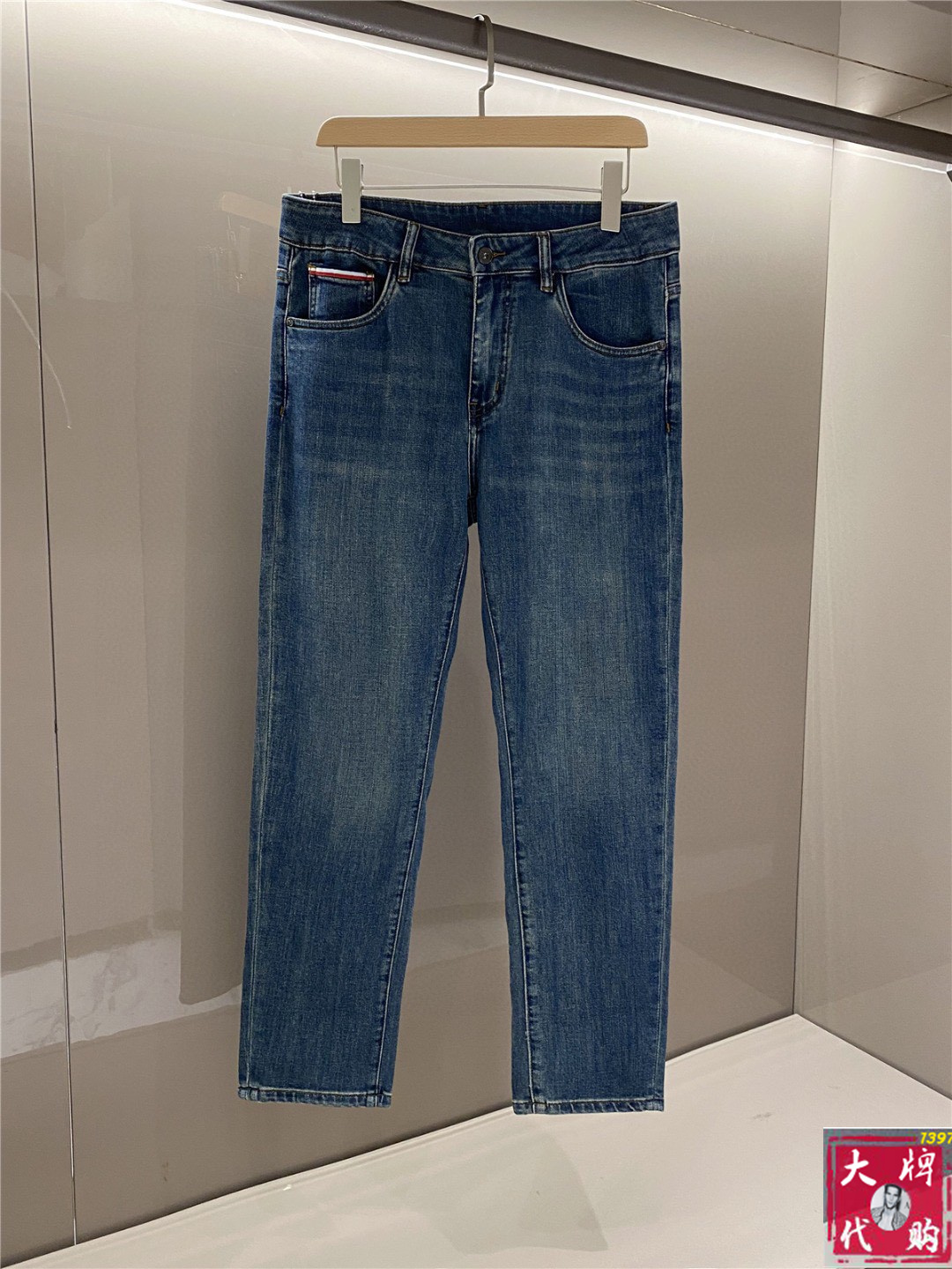 NO:127408,Tom Brown, the new men's jeans in early spring, the fabric is elastic. Exclusively available. The official website is synchronized, fashionable and elegant, using the primary color yeast washing process, selected imported heavy tannin denim fabric, equipped with counter hardware decoration, genuine leather brand, exquisite car line, worth owning. Number of 30-38,,thom browne, jeans,alexander wang19860909汤姆布朗 早春新款男士牛仔裤 面料弹性好.独家发售 官网同步 时尚优雅 采用原色酵母水洗工艺 精选进口重磅丹宁牛仔面料 配专柜五金装饰 真皮皮牌 精致车线 值得拥有.码数30-38,,thom browne,jeans,alexander wang,Men's clothing