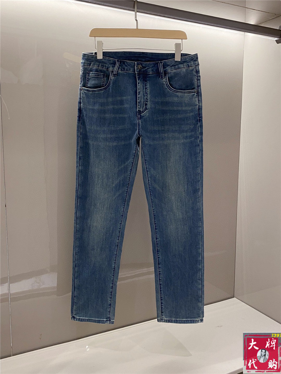 NO:127412,Magila, the new men's jeans in early spring, the fabric is elastic. Exclusively available. The official website is synchronized, fashionable and elegant, using the primary color yeast washing process, selected imported heavy tannin denim fabric, equipped with counter hardware decoration, genuine leather brand, exquisite car line, worth owning. Number of 30-38,,masion margiela,jeans,alexander wang19860909马吉拉 早春新款男士牛仔裤 面料弹性好.独家发售 官网同步 时尚优雅 采用原色酵母水洗工艺 精选进口重磅丹宁牛仔面料 配专柜五金装饰 真皮皮牌 精致车线 值得拥有.码数30-38,,masion margiela,jeans,alexander wang,Men's clothing