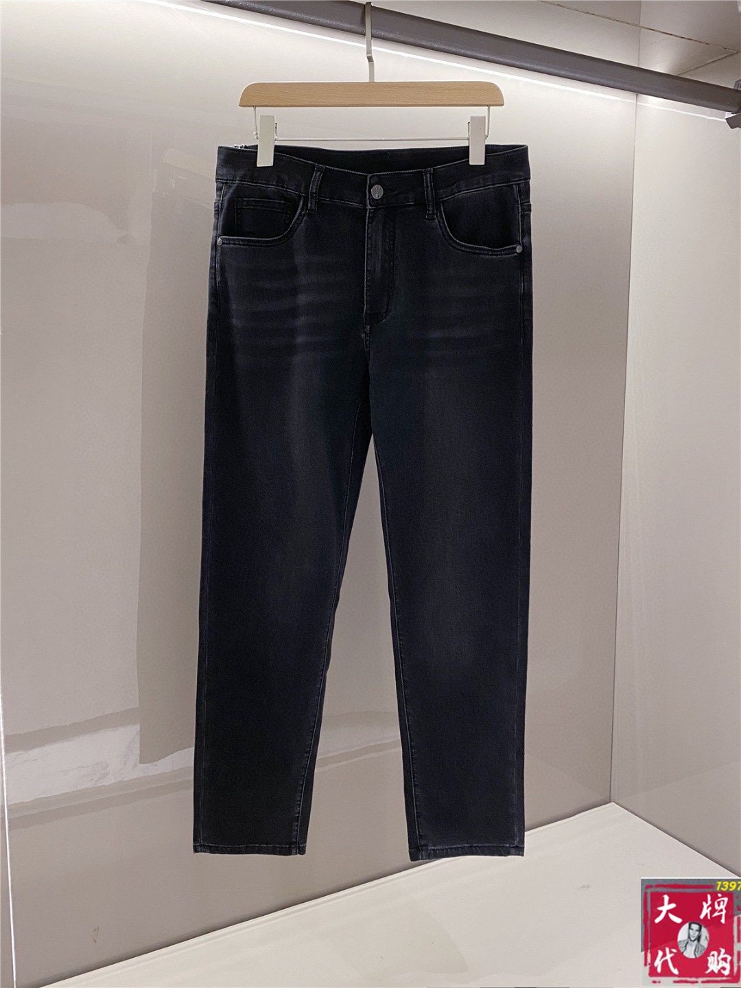 NO:127414,Valentino, the new men's jeans in early spring, the fabric is elastic. Exclusively available. The official website is synchronized, fashionable and elegant, using the primary color yeast washing process, selected imported heavy tannin denim fabric, equipped with counter hardware decoration, genuine leather brand, exquisite car line, worth owning. Number of 30-38,,valentino,jeans,alexander wang19860909华伦天奴 早春新款男士牛仔裤 面料弹性好.独家发售 官网同步 时尚优雅 采用原色酵母水洗工艺 精选进口重磅丹宁牛仔面料 配专柜五金装饰 真皮皮牌 精致车线 值得拥有.码数30-38,,valentino,jeans,alexander wang,Men's clothing