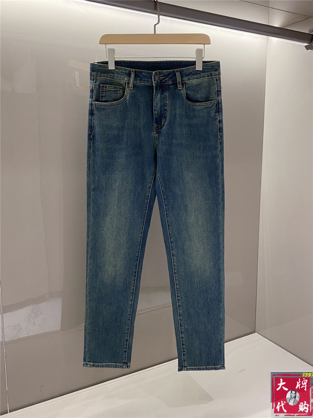 NO:127416,Miao Miao New men's jeans in early spring, with good elasticity. Exclusively available. Official website synchronization, fashionable and elegant, using primary color yeast washing technology, selected imported heavy tannin denim fabrics, equipped with counter hardware decoration, genuine leather leather brand, exquisite car line, worth owning. Number of 30-38,,jeans,alexander wang19860909缪缪 早春新款男士牛仔裤 面料弹性好.独家发售 官网同步 时尚优雅 采用原色酵母水洗工艺 精选进口重磅丹宁牛仔面料 配专柜五金装饰 真皮皮牌 精致车线 值得拥有.码数30-38,,jeans,alexander wang,Men's clothing