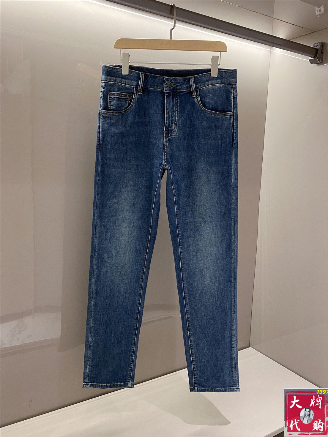 NO:127420,Magila, the new men's jeans in early spring, the fabric is elastic. Exclusively available. The official website is synchronized, fashionable and elegant, using the primary color yeast washing process, selected imported heavy tannin denim fabric, equipped with counter hardware decoration, genuine leather brand, exquisite car line, worth owning. Number of 30-38,,masion margiela,jeans,alexander wang19860909马吉拉 早春新款男士牛仔裤 面料弹性好.独家发售 官网同步 时尚优雅 采用原色酵母水洗工艺 精选进口重磅丹宁牛仔面料 配专柜五金装饰 真皮皮牌 精致车线 值得拥有.码数30-38,,masion margiela,jeans,alexander wang,Men's clothing