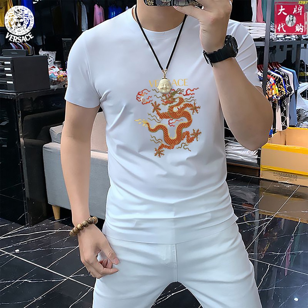 NO:127395,Versace The latest model of the counter in spring is released in the first release!  High-end fashionable casual T-shirt, super genuine upper body instantly turns into Oppa!  , Simple and fashionable three-dimensional cutting, unique craftsmanship, produced by the original single OEM factory; the upper body effect is excellent, showing confidence temperament; all the details show perfect quality, the classic logo symbolizes the highest quality of the brand, possession is the beginning of another fashion, code number M --5XL, versace,versace,tees,t-shirt,alexander wang19860909Versace 范思哲 开春最新款专柜同款首发！高端时尚休闲T恤,超正版型上身瞬间变欧巴！,简约时尚的三维裁剪,工艺独特,原单代工厂出品；上身效果极佳,彰显自信气质；所有细微处尽情展现完美品质胸口的经典Logo象征了品牌至高的品质,拥有,便是另一种时尚的开始,码数 M --5XL,,versace,versace,tees，t-shirt,alexander wang,Men's clothing