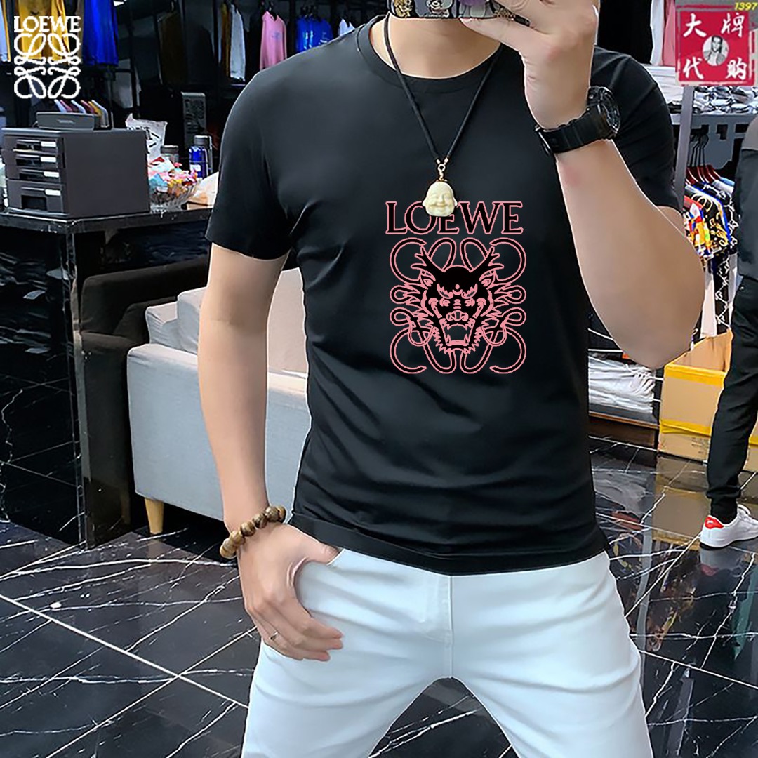 NO:127398,Loewe Loewe The latest counter model in the spring is released first!  High-end fashionable casual T-shirt, super genuine upper body instantly turns into Oppa!  , Simple and fashionable three-dimensional cutting, unique craftsmanship, produced by the original single OEM factory; the upper body effect is excellent, showing confidence temperament; all the details show perfect quality, the classic logo symbolizes the highest quality of the brand, possession is the beginning of another fashion, code number M --5XL,,loewe,loewe,tees,t-shirt,alexander wang19860909Loewe 罗意威 开春最新款专柜同款首发！高端时尚休闲T恤,超正版型上身瞬间变欧巴！,简约时尚的三维裁剪,工艺独特,原单代工厂出品；上身效果极佳,彰显自信气质；所有细微处尽情展现完美品质胸口的经典Logo象征了品牌至高的品质,拥有,便是另一种时尚的开始,码数 M --5XL,,loewe,loewe,tees，t-shirt,alexander wang,Men's clothing