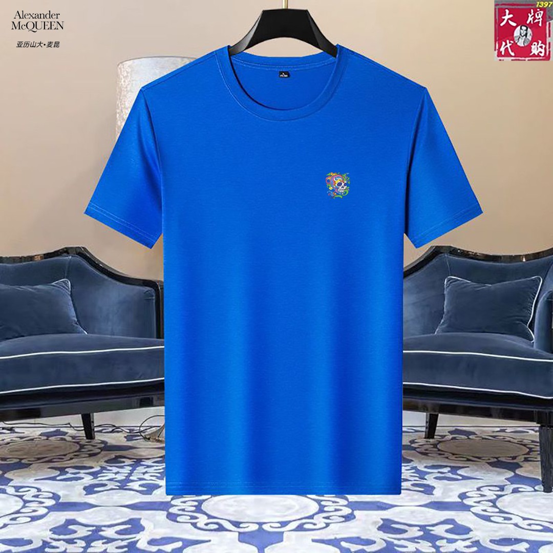 NO:127403,McQueen's latest counter with the same model will be released in the first spring!  High-end fashionable casual T-shirt, super genuine upper body instantly turns into Oppa!  , Simple and fashionable three-dimensional cutting, unique craftsmanship, original single OEM factory produced; the upper body effect is excellent, showing confidence temperament; all the details show perfect quality, the classic logo symbolizes the highest quality of the brand, possession is the beginning of another fashion, code number M --5XL, alexander mcqueen,tees, t-shirt, alexander wang19860909麦昆 开春最新款专柜同款首发！高端时尚休闲T恤,超正版型上身瞬间变欧巴！,简约时尚的三维裁剪,工艺独特,原单代工厂出品；上身效果极佳,彰显自信气质；所有细微处尽情展现完美品质胸口的经典Logo象征了品牌至高的品质,拥有,便是另一种时尚的开始,码数 M --5XL,,alexander mcqueen,tees，t-shirt,alexander wang,Men's clothing