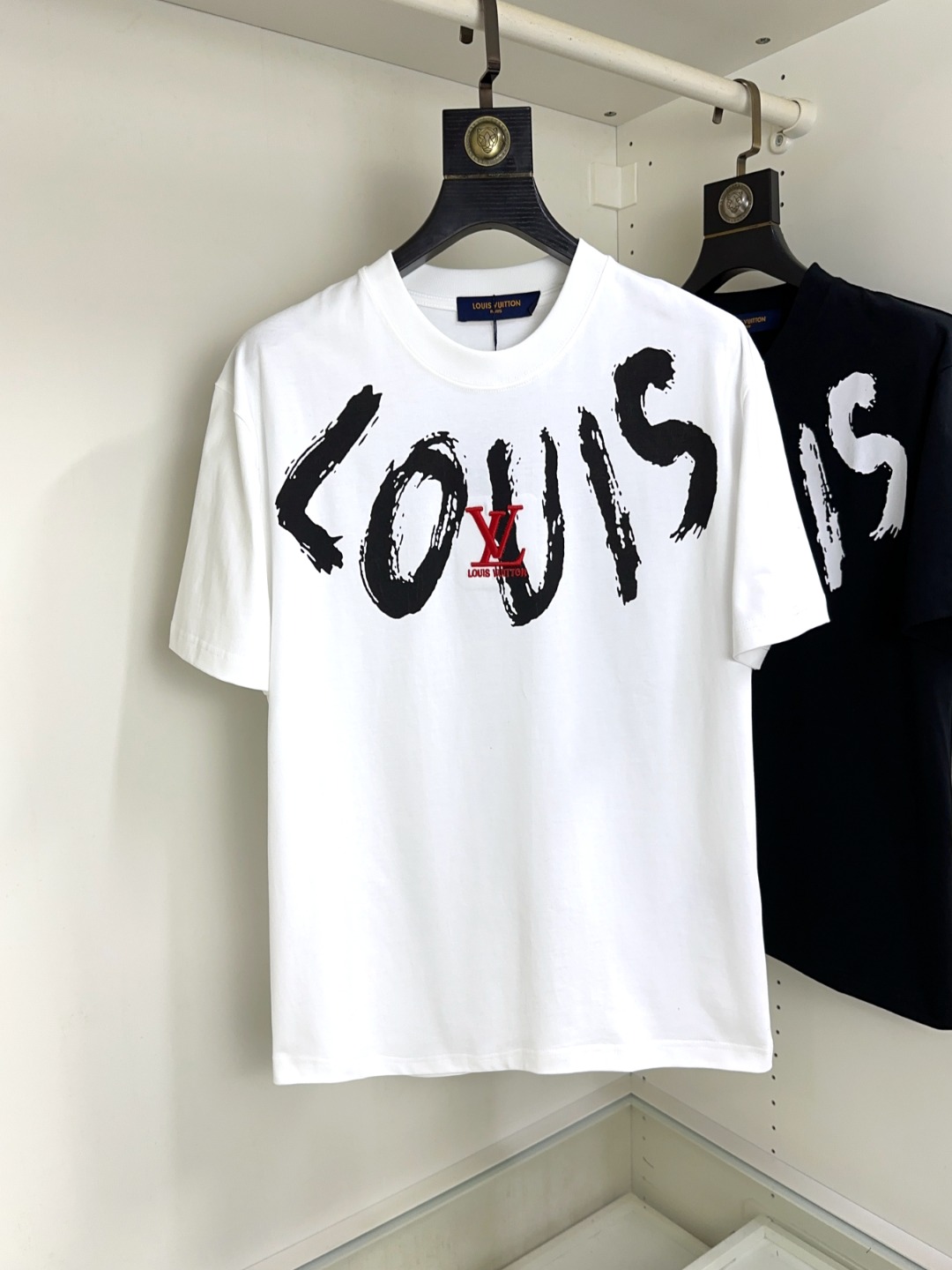 NO:127435,LV Louis Vuitton Fat Brother Gospel Max XL can wear 200 catties Top round neck casual short sleeves Top version High-end custom versatile styles Anyone can easily control the fabric is fully customized craftsmanship The latest logo design of the luxurious classic brand on the chest is very high-end, and those who understand goods must enter!  The style and tailoring are slim styles, which are very exquisite, showing aura and highlighting the exquisiteness of business men. This is the unique feature, the right slim fit, and the upper body effect is very good!  Size XS-XL (counter code is equivalent to M-3XL), louis vuitton,louis vuitton,t-shirt,alexander wang19860909LV 路易威登 胖哥福音最大XL可穿200斤 顶级圆领休闲短袖 顶级版本 高级定制百搭款式 任何人都可以轻松驾驭 面料全订制工艺 胸前奢华经典品牌最新logo设计,非常显档次懂货的必须入！版型剪裁属于修身款 非常精致,显气场,又会凸显商务男士的精致,这就是独到之处,恰到好处的修身,上身效果非常赞！尺码XS-XL（专柜码等同M-3XL）,,louis vuitton,louis vuitton,T-shirt,alexander wang,Men's clothing