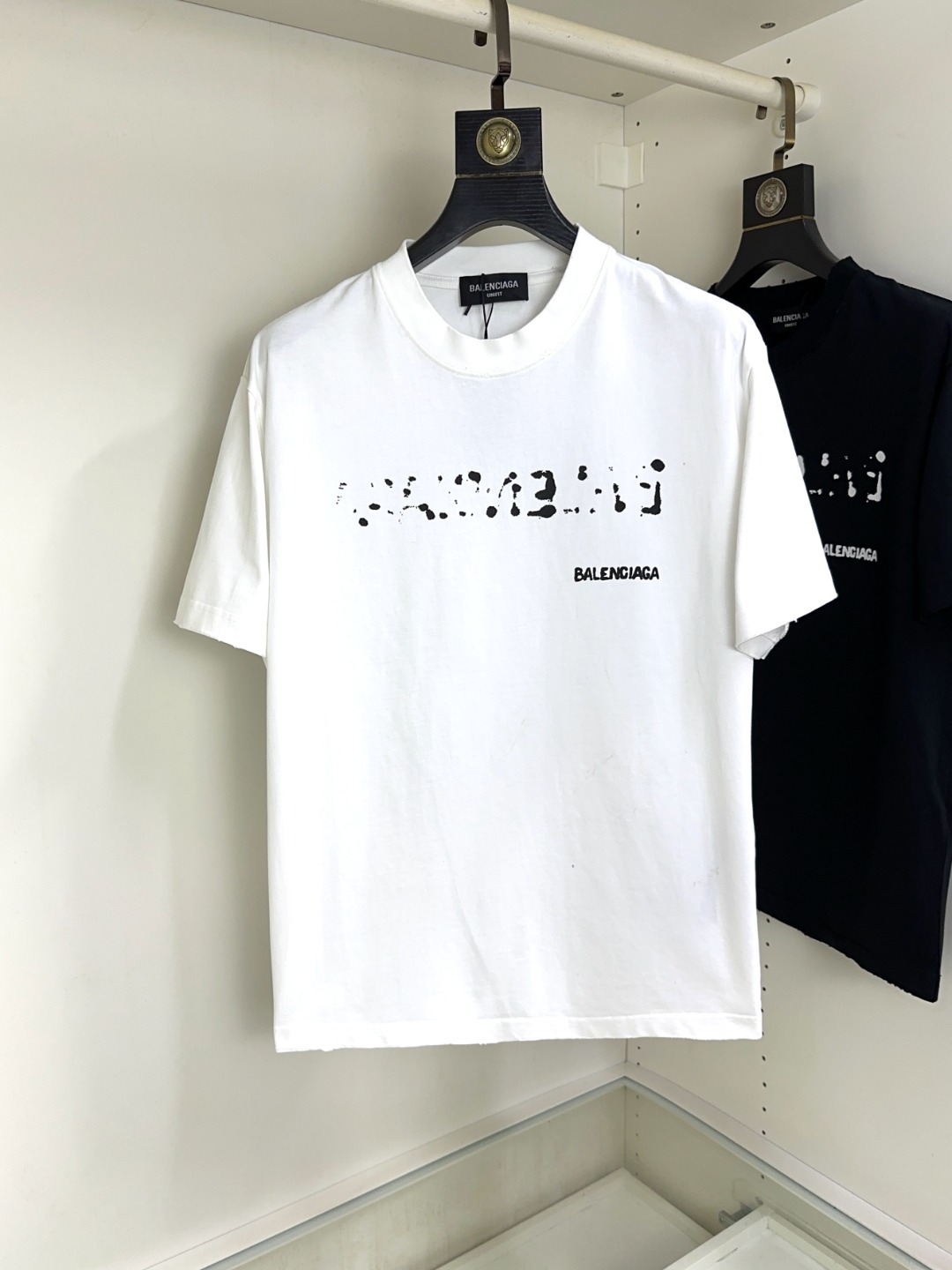 NO:127424,Balenciaga Balenciaga, Fat Brother Gospel Maximum XL can wear 200 pounds, top-level round neck casual short sleeves, top-level version, high-end custom versatile styles, anyone can easily control the fabric, full customization and craftsmanship, the latest logo design of the luxurious classic brand on the chest, very high-end and those who understand goods must enter!  The style and tailoring are slim styles, which are very exquisite, showing aura and highlighting the exquisiteness of business men. This is the unique feature, the right slim fit, and the upper body effect is very good!  Size XS-XL (counter code is equivalent to M-3XL), balenciaga, balenciaga, T-shirt, alexander wang19860909Balenciaga 巴黎世家 胖哥福音最大XL可穿200斤 顶级圆领休闲短袖 顶级版本 高级定制百搭款式 任何人都可以轻松驾驭 面料全订制工艺 胸前奢华经典品牌最新logo设计,非常显档次懂货的必须入！版型剪裁属于修身款 非常精致,显气场,又会凸显商务男士的精致,这就是独到之处,恰到好处的修身,上身效果非常赞！尺码XS-XL（专柜码等同M-3XL）,,balenciaga,balenciaga,T-shirt,alexander wang,Men's clothing