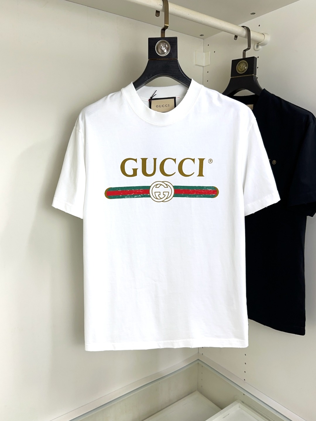 NO:127428,Gucci Gucci Fat Brother Gospel Maximum XL can wear 200 kilograms Top-level round neck casual short sleeves Top-level version High-end custom versatile styles Anyone can easily control the fabric is fully customized craftsmanship The latest logo design of the luxurious classic brand on the chest is very high-end, and those who understand goods must enter!  The style and tailoring are slim styles, which are very exquisite, showing aura and highlighting the exquisiteness of business men. This is the unique feature, the right slim fit, and the upper body effect is very good!  Size XS-XL (counter code is equivalent to M-3XL), gucci, T-shirt, alexander wang19860909Gucci 古奇 胖哥福音最大XL可穿200斤 顶级圆领休闲短袖 顶级版本 高级定制百搭款式 任何人都可以轻松驾驭 面料全订制工艺 胸前奢华经典品牌最新logo设计,非常显档次懂货的必须入！版型剪裁属于修身款 非常精致,显气场,又会凸显商务男士的精致,这就是独到之处,恰到好处的修身,上身效果非常赞！尺码XS-XL（专柜码等同M-3XL）,,gucci,T-shirt,alexander wang,Men's clothing