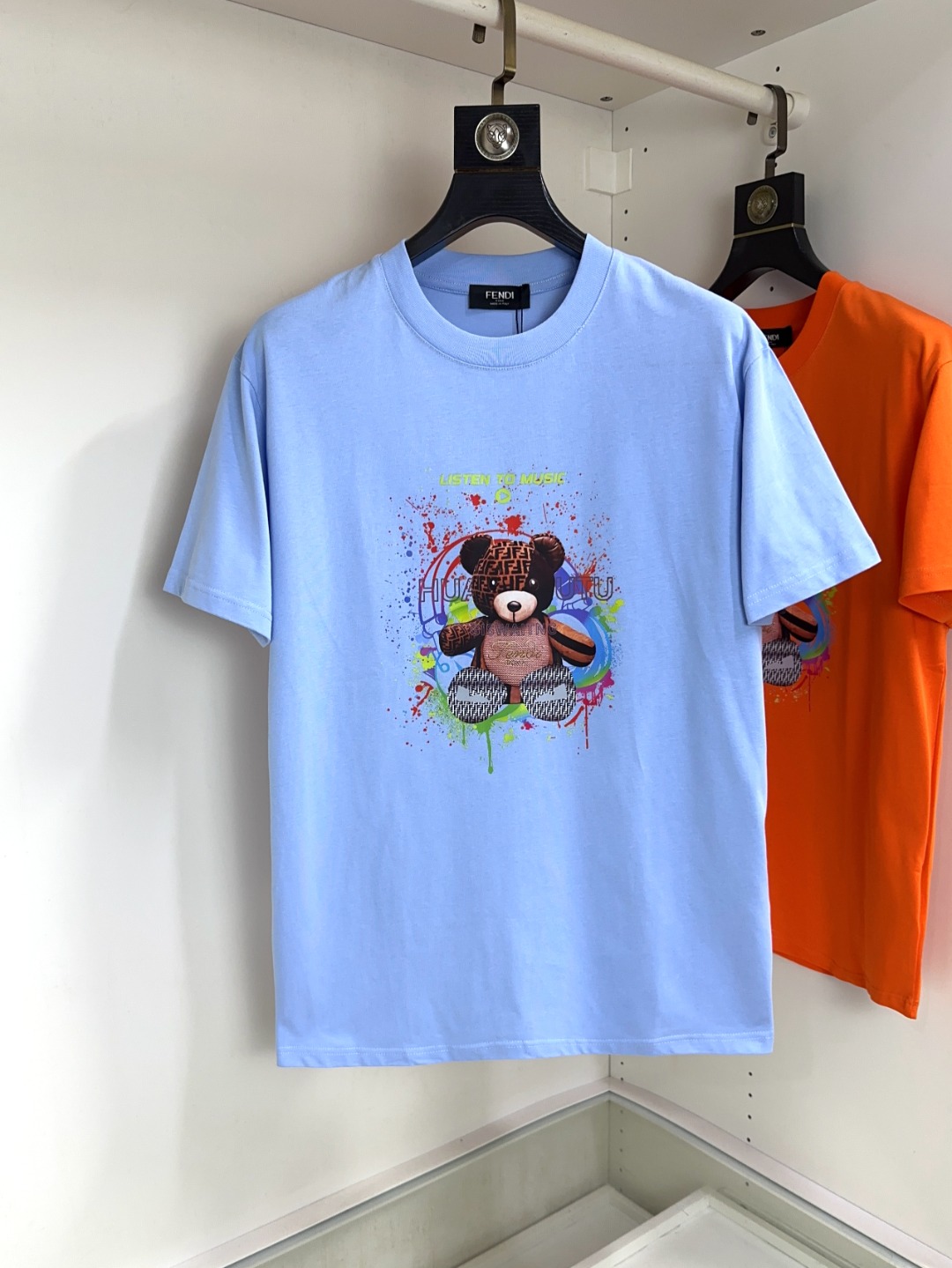 NO:127430,Fendi top round neck casual short sleeves top version high-end custom versatile styles anyone can easily control. Fully customized fabric craftsmanship, the latest logo design of luxury classic brand on the chest, very high-end and high-end people who understand goods must enter!  The style and tailoring are slim styles, which are very exquisite, showing aura and highlighting the exquisiteness of business men. This is the unique feature, the right slim fit, and the upper body effect is very good!  Size S-XL, fendi, fendi, T-shirt, alexander wang19860909Fendi芬迪 顶级圆领休闲短袖 顶级版本 高级定制百搭款式 任何人都可以轻松驾驭 面料全订制工艺 胸前奢华经典品牌最新logo设计,非常显档次懂货的必须入！版型剪裁属于修身款 非常精致,显气场,又会凸显商务男士的精致,这就是独到之处,恰到好处的修身,上身效果非常赞！尺码S-XL,,fendi,fendi,T-shirt,alexander wang,Men's clothing