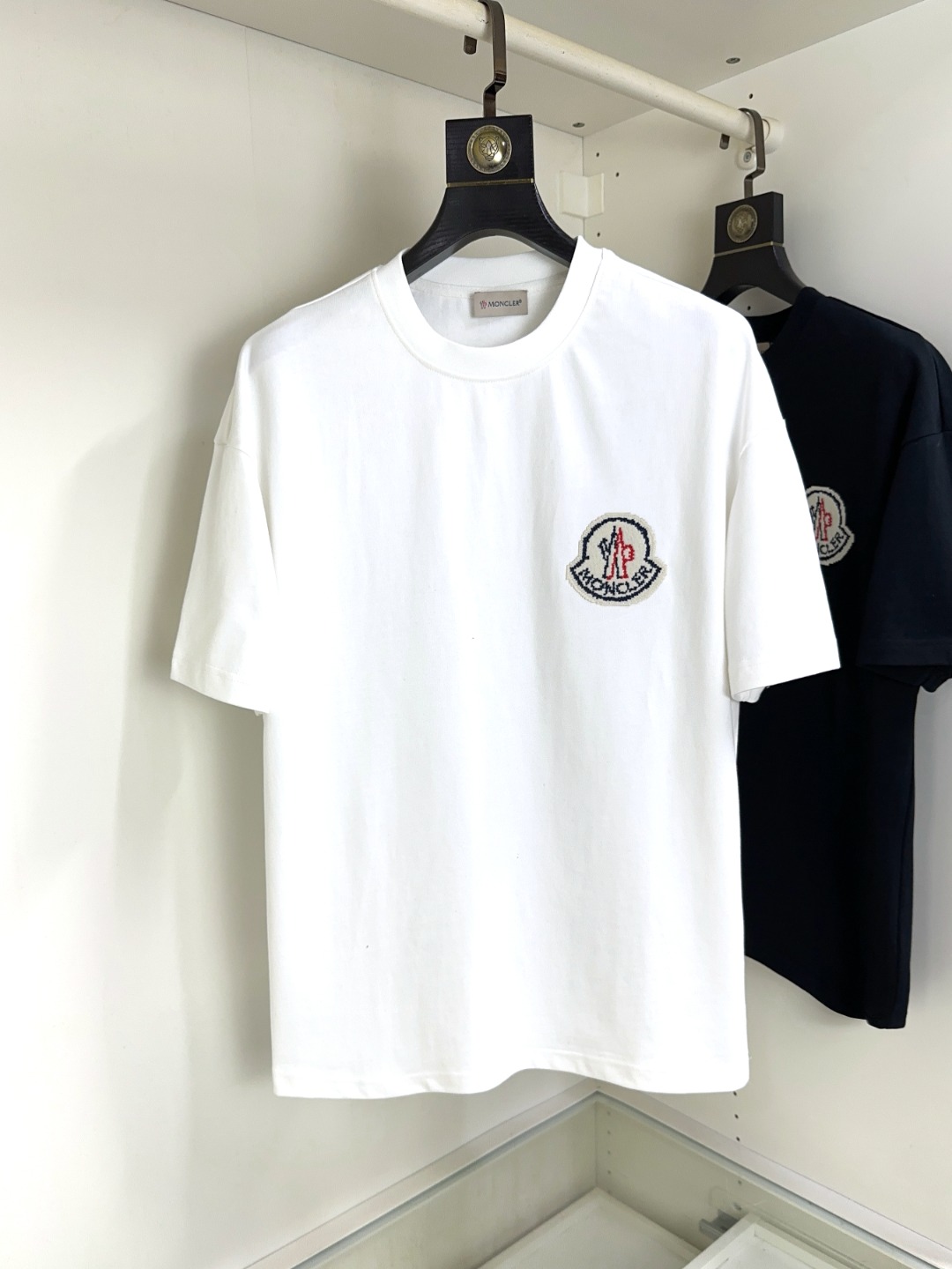 NO:127426,Moncler masked spring and summer new short-sleeved T-shirt!  Fashionable casual short-sleeved T-shirt with catwalk patterns!  The design logo design is soft and skin-friendly, comfortable and breathable, and you can’t picky about the real thing!  Genderless couples mix styles to open up a new fashion charm!  Differentiate the market version, high-quality custom series!  Size M-XXL, christian louboutin, Moncler, T-shirt, tees, t-shirt, alexander wang19860909Moncler 蒙口 春夏新款短袖T恤！走秀图案时尚休闲短袖T恤衫！设计logo设计,手感柔软亲肤,着身舒适透气性都无法挑剔,实物绝对会让你爱不释手！无性别主义的情侣混穿款式,打开全新的时装新韵味！区别市场版本,高定系列！尺码M-XXL,,christian louboutin,Moncler,T-shirt,tees，t-shirt,alexander wang,Men's clothing