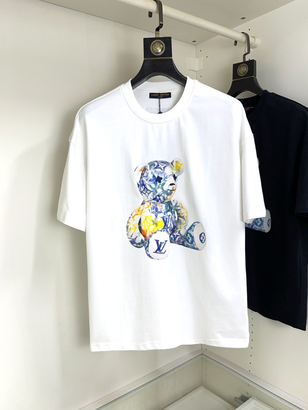 NO:127438,LV Louis Vuitton Spring and Summer New Short-Sleeve T-Shirt!  Fashionable casual short-sleeved T-shirt with catwalk patterns!  The design logo design is soft and skin-friendly, comfortable and breathable, and you can’t picky about the real thing!  Genderless couples mix styles to open up a new fashion charm!  Differentiate the market version, high-quality custom series!  Size M-XXL, louis vuitton,louis vuitton,t-shirt,tees,t-shirt,alexander wang19860909LV 路易威登 春夏新款短袖T恤！走秀图案时尚休闲短袖T恤衫！设计logo设计,手感柔软亲肤,着身舒适透气性都无法挑剔,实物绝对会让你爱不释手！无性别主义的情侣混穿款式,打开全新的时装新韵味！区别市场版本,高定系列！尺码M-XXL,,louis vuitton,louis vuitton,T-shirt,tees，t-shirt,alexander wang,Men's clothing