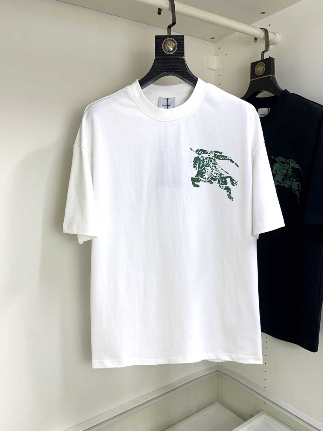 NO:127432,Burberry New short-sleeved T-shirt in spring and summer!  Fashionable casual short-sleeved T-shirt with catwalk patterns!  The design logo design is soft and skin-friendly, comfortable and breathable, and you can’t picky about the real thing!  Genderless couples mix styles to open up a new fashion charm!  Differentiate the market version, high-quality custom series!  Size M-XXL, burberry, burberry, T-shirt, tees, t-shirt, alexander wang19860909Burberry 巴宝莉 春夏新款短袖T恤！走秀图案时尚休闲短袖T恤衫！设计logo设计,手感柔软亲肤,着身舒适透气性都无法挑剔,实物绝对会让你爱不释手！无性别主义的情侣混穿款式,打开全新的时装新韵味！区别市场版本,高定系列！尺码M-XXL,,burberry,burberry,T-shirt,tees，t-shirt,alexander wang,Men's clothing