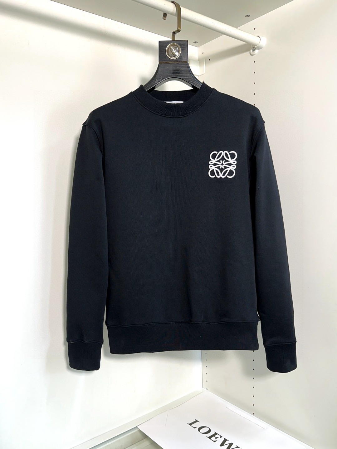 NO:133884,Loewe Top-grade long-sleeved round-neck sweatshirt, high-end custom-made and versatile style, anyone can easily control imported Italian fabrics. Fully customized fabric craftsmanship, the latest logo design of luxury classic brand on the chest, which is very high-end and must be entered if you understand the goods!  The style and tailoring are slim styles, which are very exquisite, showing aura and highlighting the exquisiteness of business men. This is the unique feature, the right slim fit, and the upper body effect is very good!  Size S-XL, loewe, loewe, hoodie, sweatshirts, alexander wang19860909Loewe 罗意威 顶级长袖圆领卫衣 高级定制百搭款,意大利进口面料任何人都可以轻松驾驭 面料全订制工艺 胸前奢华经典品牌最新logo设计,非常显档次懂货的必须入！版型剪裁属于修身款 非常精致,显气场,又会凸显商务男士的精致,这就是独到之处,恰到好处的修身,上身效果非常赞！尺码S-XL,,loewe,loewe,hoodie,sweatshirts,alexander wang,Men's clothing