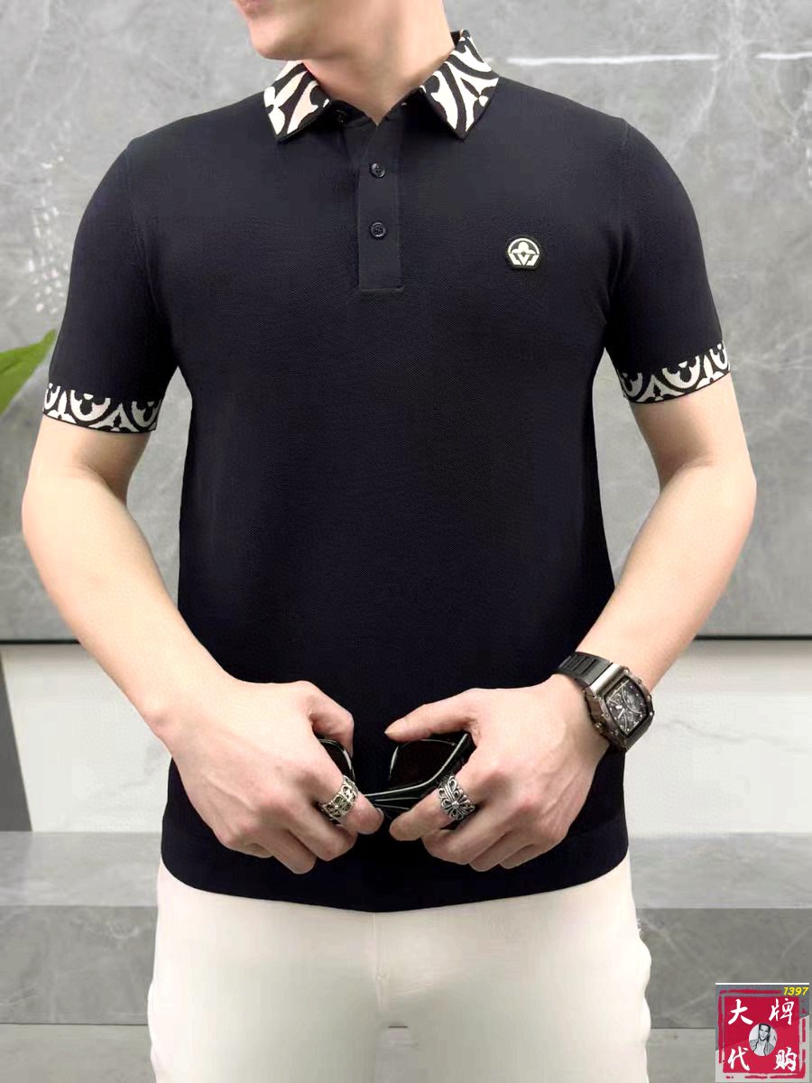 NO:161839,LV Louis Vuitton is the latest hit short-sleeved T-shirt in spring and summer, customized imported soft Elit fabric, fashionable brand element logo embellishment, breathable fabric, delicate and soft texture, close to the body, refreshing and smooth. Moisture-absorbing and sweating, simple and generous without losing fashion, three-dimensional cut, and the upper body is super stylish!  A must-have model for fashion trendy people Size M-3XL (model 178/142 catties wearing L size), louis vuitton,louis vuitton,t-shirt,tees,t-shirt,alexander wang19860909LV 路易威登 春夏最新大爆款精品短袖T恤,定制进口轻柔伊力特面料,时尚大牌元素logo点缀,会呼吸的面料,质感细腻柔软,贴身冰爽顺滑.吸湿排汗,简约大方又不失时尚,版型立体裁剪,上身超有型！时尚潮人必备款 尺码M-3XL (模特178/142斤穿L码),,louis vuitton,louis vuitton,T-shirt,tees，t-shirt,alexander wang,Men's clothing