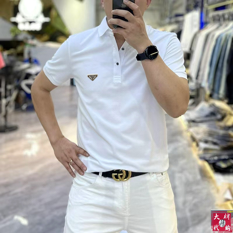 NO:160636,Prada Top lapel fashion business lapel short sleeve high-quality custom high-quality custom versatile styles that anyone can easily control. Fully customized fabric craftsmanship, the latest logo design of luxury classic brand on the chest, very high-quality, those who understand goods must enter!  The style and tailoring are slim styles, which are very exquisite, showing aura and highlighting the exquisiteness of business men. This is the unique feature, the right slim fit, and the upper body effect is very good!  Size M-3XL, prada, prada, T-shirt, alexander wang19860909Prada 普拉达  顶级翻领时尚商务翻领短袖高级无痕定制高级定制百搭款式 任何人都可以轻松驾驭 面料全订制工艺 胸前奢华经典品牌最新logo设计,非常显档次懂货的必须入！版型剪裁属于修身款 非常精致,显气场,又会凸显商务男士的精致,这就是独到之处,恰到好处的修身,上身效果非常赞！尺码M-3XL,,prada,prada,T-shirt,alexander wang,Men's clothing