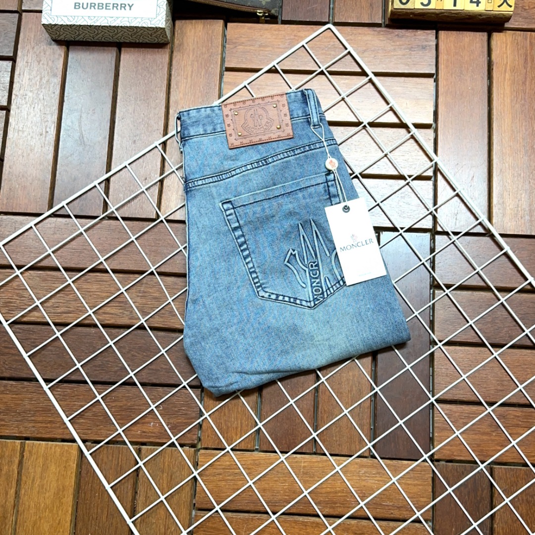 NO:130065,Moncler masked products are coming, new styles and new products are available for sale in the counter. The original jeans in physical stores are already 1:1 good products for the original jeans in the counter, suitable for all ages. The highest version of the imported European fabric in the market is comfortable, soft and skin-friendly, with super cool and fashionable and versatile upper body effect, straight and stylish, a must-have for the wardrobe!  Suitable for any occasion Size 29-40, christian louboutin, Moncler, jeans, alexander wang19860909Moncler蒙口爆款来袭 新款新品 专柜有售 实体店已极品牛仔裤专柜原版1:1好货,适合各个年龄段.市场最高版本的欧洲进口面料.舒适柔软亲肤,上身效果超级棒时尚百搭,笔挺有型,衣橱必备！适合任何场合穿着 尺码29-40,,christian louboutin,Moncler,jeans,alexander wang,Men's clothing