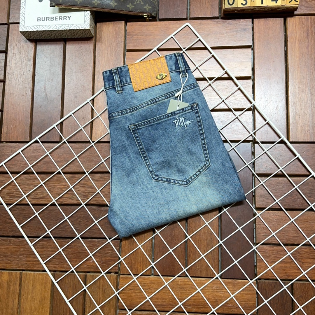 NO:130070,Dior is coming, new models and new products are available for sale in the counter. The original jeans in physical stores are already 1:1 good products for the counter, suitable for all ages. The highest version of the imported European fabric in the market is comfortable, soft and skin-friendly, with super cool and fashionable and versatile effect, straight and stylish, a must-have for the wardrobe!  Suitable for any occasion Size 29-40,,dior,dior,jeans,alexander wang19860909Dior迪奥爆款来袭 新款新品 专柜有售 实体店已极品牛仔裤专柜原版1:1好货,适合各个年龄段.市场最高版本的欧洲进口面料.舒适柔软亲肤,上身效果超级棒时尚百搭,笔挺有型,衣橱必备！适合任何场合穿着 尺码29-40,,dior,dior,jeans,alexander wang,Men's clothing