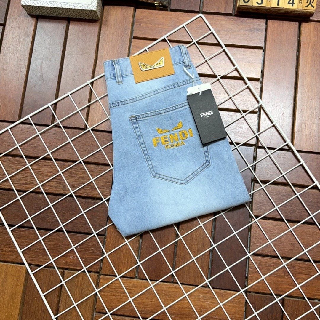NO:130064,Fendi's hot products are coming, new models and new products are available for sale in the counter. The physical store has the best jeans counter original 1:1, suitable for all ages. The highest version of the imported European fabric in the market is comfortable, soft and skin-friendly, with super cool and fashionable and versatile effect, straight and stylish, a must-have for the wardrobe!  Suitable for any occasion Size 29-40, fendi, fendi, jeans, alexander wang19860909Fendi芬迪爆款来袭 新款新品 专柜有售 实体店已极品牛仔裤专柜原版1:1好货,适合各个年龄段.市场最高版本的欧洲进口面料.舒适柔软亲肤,上身效果超级棒时尚百搭,笔挺有型,衣橱必备！适合任何场合穿着 尺码29-40,,fendi,fendi,jeans,alexander wang,Men's clothing