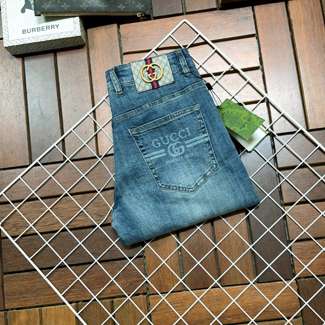 NO:130045,GUCCI Guqi hits, new models and new products are available for sale in the counter. The original jeans in physical stores are already 1:1 good for the original product of all ages. The highest version of the imported European fabric in the market is comfortable, soft and skin-friendly, with super cool and fashionable and versatile upper body effect, straight and stylish, a must-have for the wardrobe!  Suitable for any occasion Size 29-40, gucci, jeans, alexander wang19860909GUCCI古奇爆款来袭 新款新品 专柜有售 实体店已极品牛仔裤专柜原版1:1好货,适合各个年龄段.市场最高版本的欧洲进口面料.舒适柔软亲肤,上身效果超级棒时尚百搭,笔挺有型,衣橱必备！适合任何场合穿着 尺码29-40,,gucci,jeans,alexander wang,Men's clothing