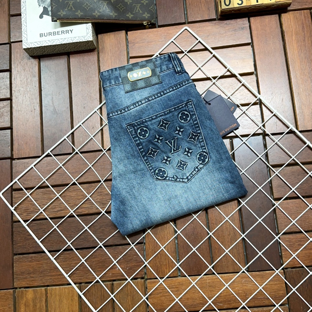 NO:130061,LV Louis Vuitton is coming, new models and new products are available for sale in the counter. The physical store has the best jeans counter original 1:1, suitable for all ages. The highest version of the imported European fabric in the market is comfortable, soft and skin-friendly, with super cool and fashionable and versatile effect, straight and stylish, a must-have for the wardrobe!  Suitable for any occasion Size 29-40, louis vuitton,louis vuitton,jeans,alexander wang19860909LV路易威登爆款来袭 新款新品 专柜有售 实体店已极品牛仔裤专柜原版1:1好货,适合各个年龄段.市场最高版本的欧洲进口面料.舒适柔软亲肤,上身效果超级棒时尚百搭,笔挺有型,衣橱必备！适合任何场合穿着 尺码29-40,,louis vuitton,louis vuitton,jeans,alexander wang,Men's clothing
