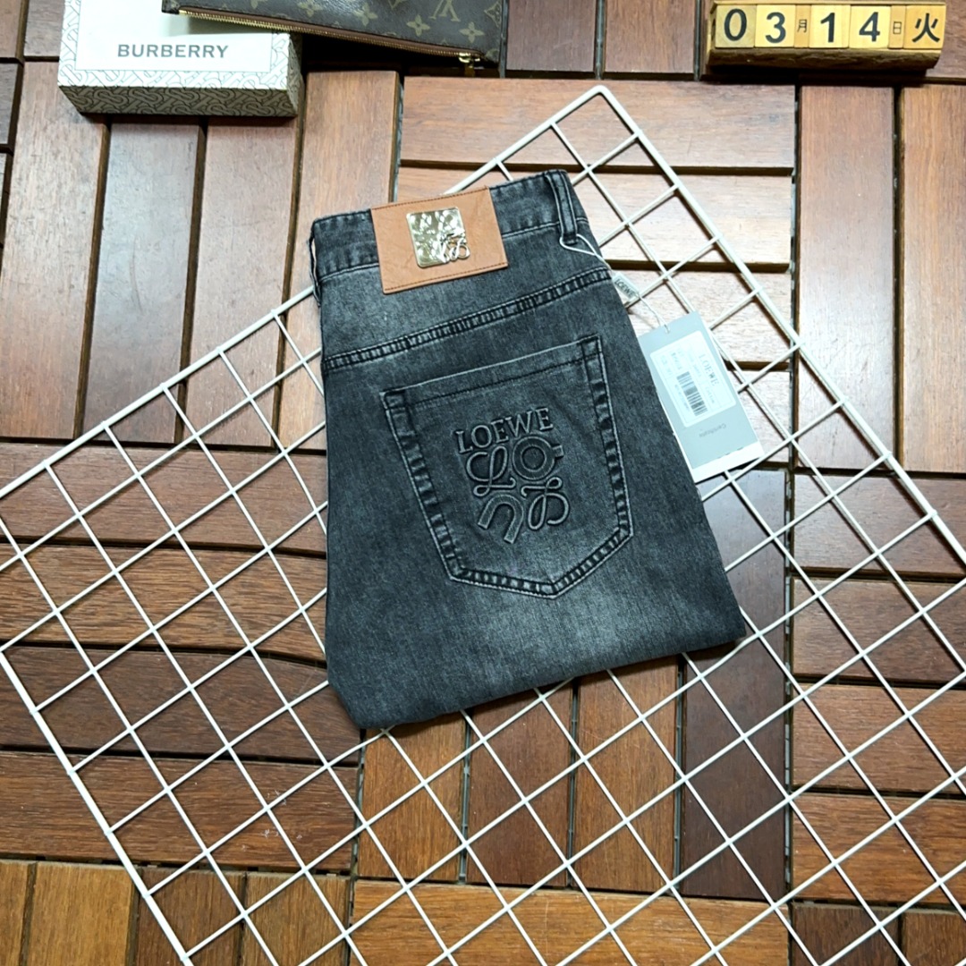 NO:130053,Loewe is coming, new styles and new products are available for sale in the counter. The original jeans in physical stores are already 1:1 good for the original product of all ages. The highest version of the imported European fabric in the market is comfortable, soft and skin-friendly, with super cool and fashionable and versatile upper body effect, straight and stylish, a must-have for the wardrobe!  Suitable for any occasion Size 29-40, loewe, loewe, jeans, alexander wang19860909Loewe罗意威爆款来袭 新款新品 专柜有售 实体店已极品牛仔裤专柜原版1:1好货,适合各个年龄段.市场最高版本的欧洲进口面料.舒适柔软亲肤,上身效果超级棒时尚百搭,笔挺有型,衣橱必备！适合任何场合穿着 尺码29-40,,loewe,loewe,jeans,alexander wang,Men's clothing