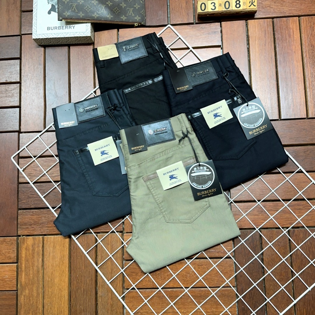 NO:130049,Burberry Burberry is coming, new styles and new products are available for sale in the counter. The original 1:1 product of the counter for the physical store is 1:1, suitable for all ages. The highest version of the imported European fabric in the market is comfortable, soft and skin-friendly, with super cool and fashionable and versatile effect, straight and stylish, a must-have for the wardrobe!  Suitable for any occasion Size: 29-40, burberry, burberry, alexander wang19860909Burberry巴宝莉爆款来袭 新款新品 专柜有售 实体店已极品休闲裤西裤专柜原版1:1好货,适合各个年龄段.市场最高版本的欧洲进口面料.舒适柔软亲肤,上身效果超级棒时尚百搭,笔挺有型,衣橱必备！适合任何场合穿着 尺码:29-40,,burberry,burberry,alexander wang,Men's clothing