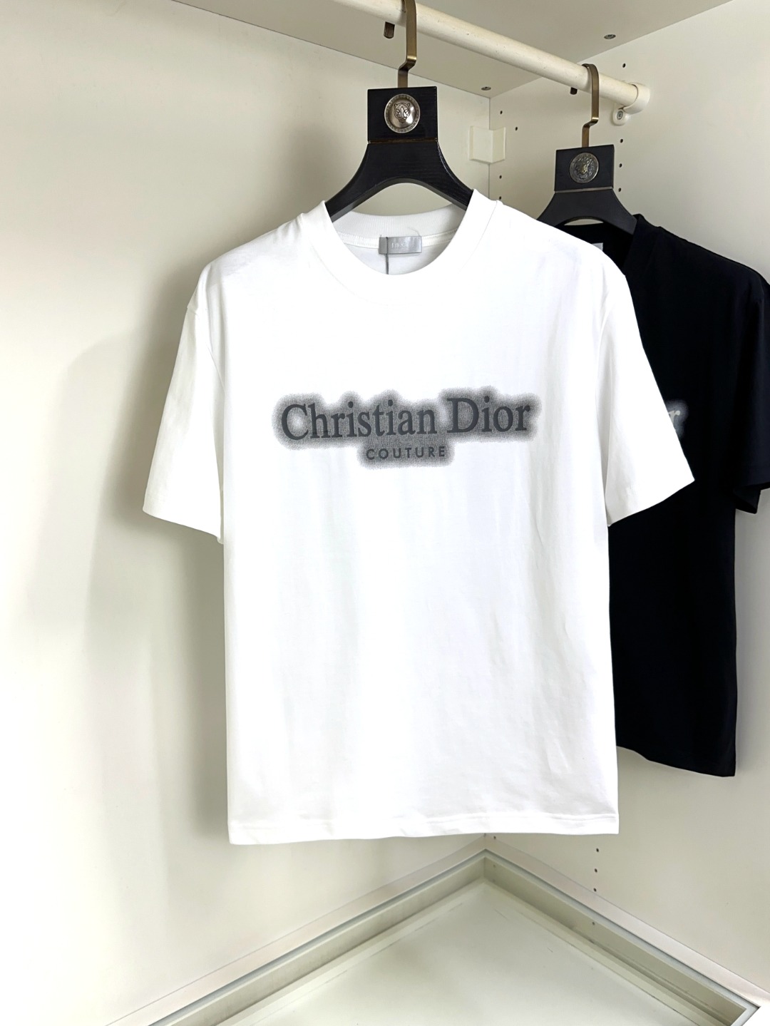 NO:130034,DIOR DIOR Pang Ge's Gospel Maximum XL can wear 200 kilograms high-end version, top round neck casual short-sleeved high-end custom versatile style, anyone can easily control it, full custom fabric craftsmanship, the latest logo design of the luxurious classic brand on the chest, very high-end, those who understand goods must enter!  The style and tailoring are slim styles, which are very exquisite, showing aura and highlighting the exquisiteness of business men. This is the unique feature, the right slim fit, and the upper body effect is very good!  Size XS-XL (counter code is equivalent to M-3XL), dior, dior, T-shirt, alexander wang19860909DIOR 迪奥 胖哥福音最大XL可穿200斤高版本 顶级圆领休闲短袖高级定制百搭款式 任何人都可以轻松驾驭 面料全订制工艺 胸前奢华经典品牌最新logo设计,非常显档次懂货的必须入！版型剪裁属于修身款 非常精致,显气场,又会凸显商务男士的精致,这就是独到之处,恰到好处的修身,上身效果非常赞！尺码XS-XL（专柜码等同M-3XL）,,dior,dior,T-shirt,alexander wang,Men's clothing