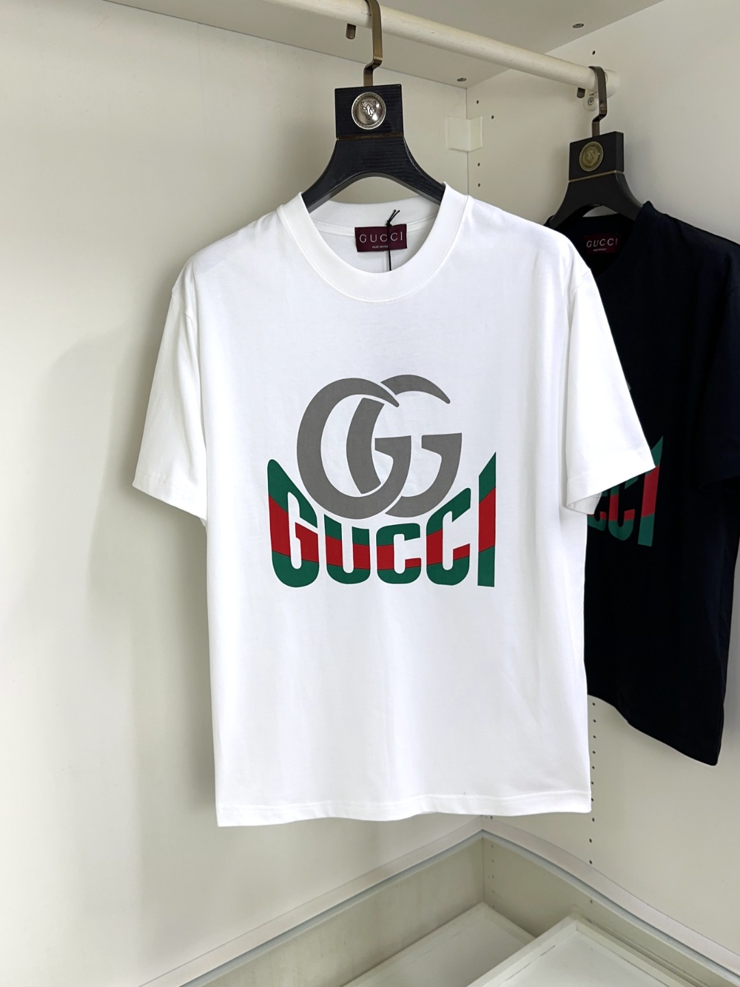 NO:130046,Gucci Gucci Fat Brother Gospel Maximum XL can wear 200 kilograms high-end version, top round neck casual short sleeve high-end custom versatile style, anyone can easily control it, full custom fabric craftsmanship, the latest logo design of the luxurious classic brand on the chest, very high-end, those who understand goods must enter!  The style and tailoring are slim styles, which are very exquisite, showing aura and highlighting the exquisiteness of business men. This is the unique feature, the right slim fit, and the upper body effect is very good!  Size XS-XL (counter code is equivalent to M-3XL), gucci, T-shirt, alexander wang19860909Gucci 古奇 胖哥福音最大XL可穿200斤高版本 顶级圆领休闲短袖高级定制百搭款式 任何人都可以轻松驾驭 面料全订制工艺 胸前奢华经典品牌最新logo设计,非常显档次懂货的必须入！版型剪裁属于修身款 非常精致,显气场,又会凸显商务男士的精致,这就是独到之处,恰到好处的修身,上身效果非常赞！尺码XS-XL（专柜码等同M-3XL）,,gucci,T-shirt,alexander wang,Men's clothing