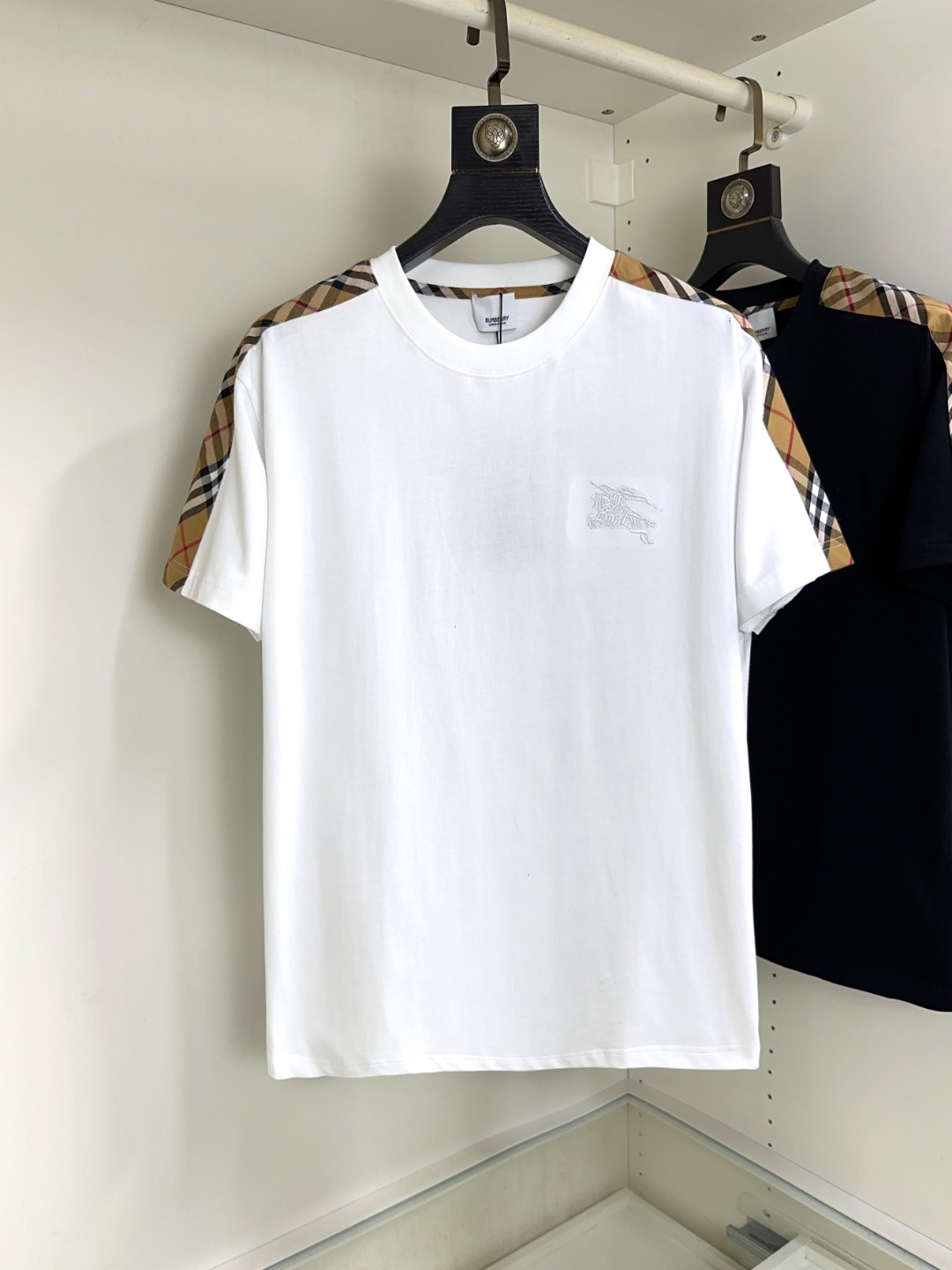 NO:130054,Burberry New short-sleeved T-shirt in spring and summer!  Fashionable casual short-sleeved T-shirt with catwalk patterns!  Design logo design!  The most designed and selected customer-supplied cotton fabrics are soft and skin-friendly, comfortable and breathable, and you can’t picky about the physical objects!  Loose, small, shoulder-dead round neck cut, genderless couple mixed styles, opening up a new fashion charm!  Different from the market version, the same style as men and women. The haute couture series!  Size S-XXL, burberry, burberry, T-shirt, tees, t-shirt, alexander wang19860909Burberry 巴宝莉 春夏新款短袖T恤！走秀图案时尚休闲短袖T恤衫！设计logo设计！极具设计精选客供全棉面料,手感柔软亲肤,着身舒适透气性都无法挑剔,实物绝对会让你爱不释手！宽松小落肩的圆领版型裁剪,无性别主义的情侣混穿款式,打开全新的时装新韵味！区别市场版本,男女同款.高定系列！尺码S-XXL,,burberry,burberry,T-shirt,tees，t-shirt,alexander wang,Men's clothing