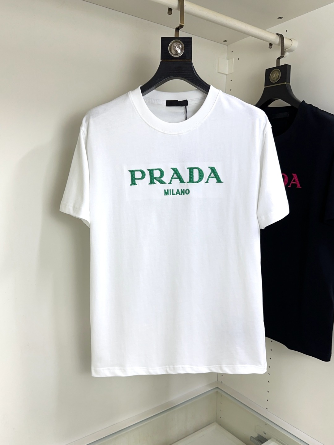 NO:130042,Prada New short-sleeved T-shirt in spring and summer!  Fashionable casual short-sleeved T-shirt with catwalk patterns!  Design logo design!  The most designed and selected customer-supplied cotton fabrics are soft and skin-friendly, comfortable and breathable, and you can’t picky about the physical objects!  Loose, small, shoulder-dead round neck cut, genderless couple mixed styles, opening up a new fashion charm!  Different from the market version, the same style as men and women. The haute couture series!  Size S-XXL, prada, prada, T-shirt,tees, t-shirt,alexander wang19860909Prada 普拉达 春夏新款短袖T恤！走秀图案时尚休闲短袖T恤衫！设计logo设计！极具设计精选客供全棉面料,手感柔软亲肤,着身舒适透气性都无法挑剔,实物绝对会让你爱不释手！宽松小落肩的圆领版型裁剪,无性别主义的情侣混穿款式,打开全新的时装新韵味！区别市场版本,男女同款.高定系列！尺码S-XXL,,prada,prada,T-shirt,tees，t-shirt,alexander wang,Men's clothing