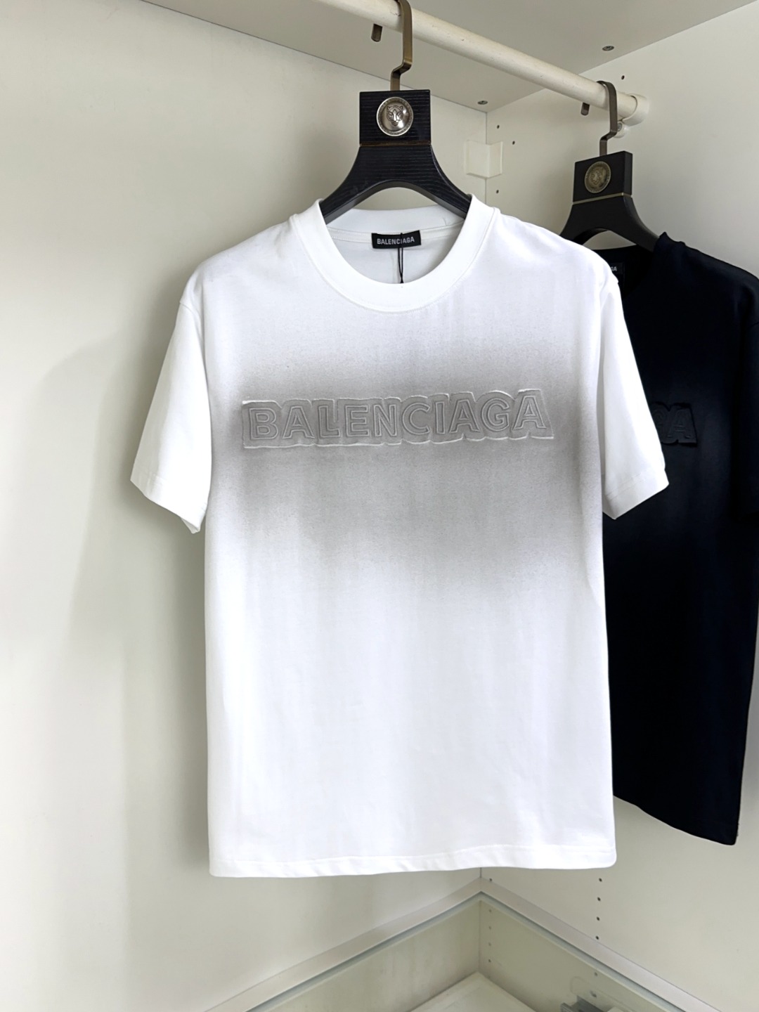 NO:130033,Balenciaga new short-sleeved T-shirt in spring and summer!  Fashionable casual short-sleeved T-shirt with catwalk patterns!  Design logo design!  The most designed and selected customer-supplied cotton fabrics are soft and skin-friendly, comfortable and breathable, and you can’t picky about the physical objects!  Loose, small, shoulder-dead round neck cut, genderless couple mixed styles, opening up a new fashion charm!  Different from the market version, the same style as men and women. The haute couture series!  Size S-XXL, balenciaga, balenciaga, T-shirt,tees, t-shirt,alexander wang19860909Balenciaga 巴黎世家 春夏新款短袖T恤！走秀图案时尚休闲短袖T恤衫！设计logo设计！极具设计精选客供全棉面料,手感柔软亲肤,着身舒适透气性都无法挑剔,实物绝对会让你爱不释手！宽松小落肩的圆领版型裁剪,无性别主义的情侣混穿款式,打开全新的时装新韵味！区别市场版本,男女同款.高定系列！尺码S-XXL,,balenciaga,balenciaga,T-shirt,tees，t-shirt,alexander wang,Men's clothing