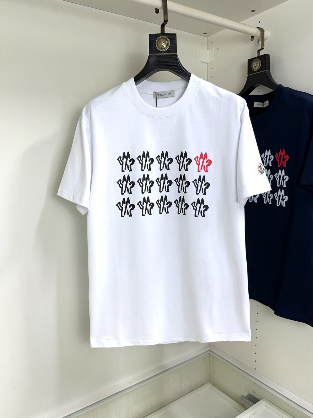 NO:130028,Moncler, The Gospel of Fat Brother, High-version, Top Round Neck, Casual Short Sleeve, High-end Customized and Versatile Style, Anyone can easily control the fabric, Fully customized craftsmanship, The latest logo design of the luxurious classic brand on the chest, which is very high-end and must be entered if you understand the goods!  The style and tailoring are slim styles, which are very exquisite, showing aura and highlighting the exquisiteness of business men. This is the unique feature, the right slim fit, and the upper body effect is very good!  Size S-XL, christian louboutin, Moncler, T-shirt, alexander wang19860909Moncler 蒙口 胖哥福音 高版本 顶级圆领休闲短袖高级定制百搭款式 任何人都可以轻松驾驭 面料全订制工艺 胸前奢华经典品牌最新logo设计,非常显档次懂货的必须入！版型剪裁属于修身款 非常精致,显气场,又会凸显商务男士的精致,这就是独到之处,恰到好处的修身,上身效果非常赞！尺码S-XL,,christian louboutin,Moncler,T-shirt,alexander wang,Men's clothing