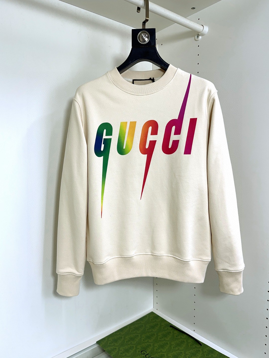 NO:571154,GUCCI Gucci high version, sizes S-XL, can be worn in pounds, top long-sleeved three-dimensional sweatshirt, advanced customization and versatile style, Italian imported fabrics can be easily controlled by anyone, fully customized fabrics, latest logo design of luxury classic brands on the chest, very classy and a must-have for those who know the goods!  The tailoring is a slim fit, very refined, shows off aura, and highlights the sophistication of a business man. This is unique. It has just the right fit and a great upper body effect.,,gucci,hoodie,sweatshirts,alexander wang19860909GUCCI古奇 高版本 尺码S-XL 可穿斤 顶级长袖立体卫衣高级定制百搭款,意大利进口面料任何人都可以轻松驾驭 面料全订制工艺 胸前奢华经典品牌最新logo设计,非常显档次懂货的必须入！版型剪裁属于修身款 非常精致,显气场,又会凸显商务男士的精致,这就是独到之处,恰到好处的修身,上身效果非常赞.,,gucci,hoodie,sweatshirts,alexander wang,Men's clothing