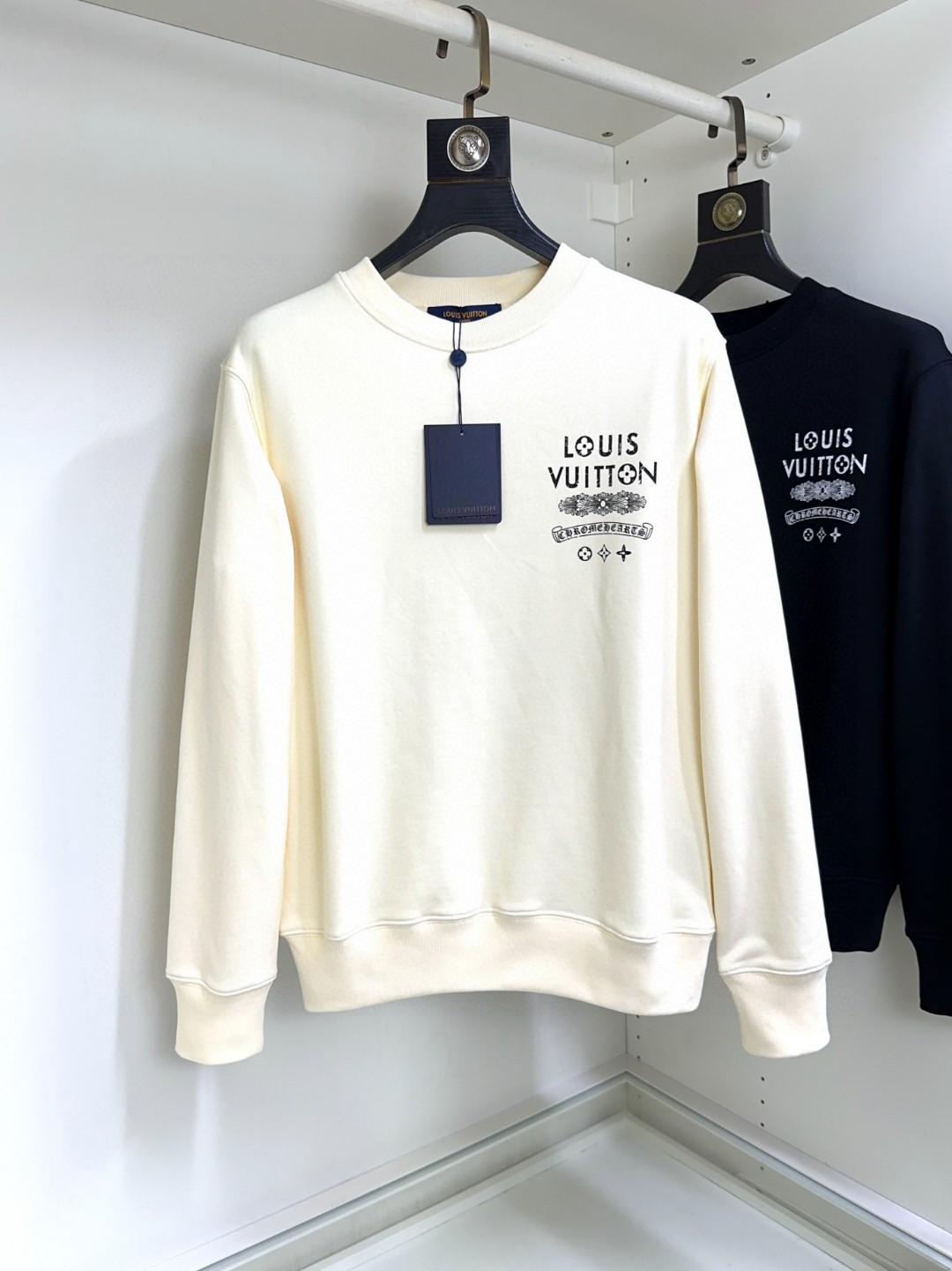 NO:131147,LV Louis Vuitton Top-grade long-sleeved round collar three-dimensional embroidered sweatshirt with high-end customization and versatility, anyone can easily control the imported Italian fabric. The fabric is fully customized craftsmanship. The latest logo design of the luxurious classic brand on the chest is very high-end, and those who understand goods must enter!  The style and tailoring are slim styles, which are very exquisite, showing aura and highlighting the exquisiteness of business men. This is the unique feature, the right slim fit, and the upper body effect is very good!  Size S-XL can wear 190 catties, louis vuitton, louis vuitton, hoodie, sweatshirts, alexander wang19860909LV 路易威登 顶级长袖圆领立体刺绣卫衣高级定制百搭款,意大利进口面料任何人都可以轻松驾驭 面料全订制工艺 胸前奢华经典品牌最新logo设计,非常显档次懂货的必须入！版型剪裁属于修身款 非常精致,显气场,又会凸显商务男士的精致,这就是独到之处,恰到好处的修身,上身效果非常赞！尺码S-XL 可穿190斤,,louis vuitton,louis vuitton,hoodie,sweatshirts,alexander wang,Men's clothing