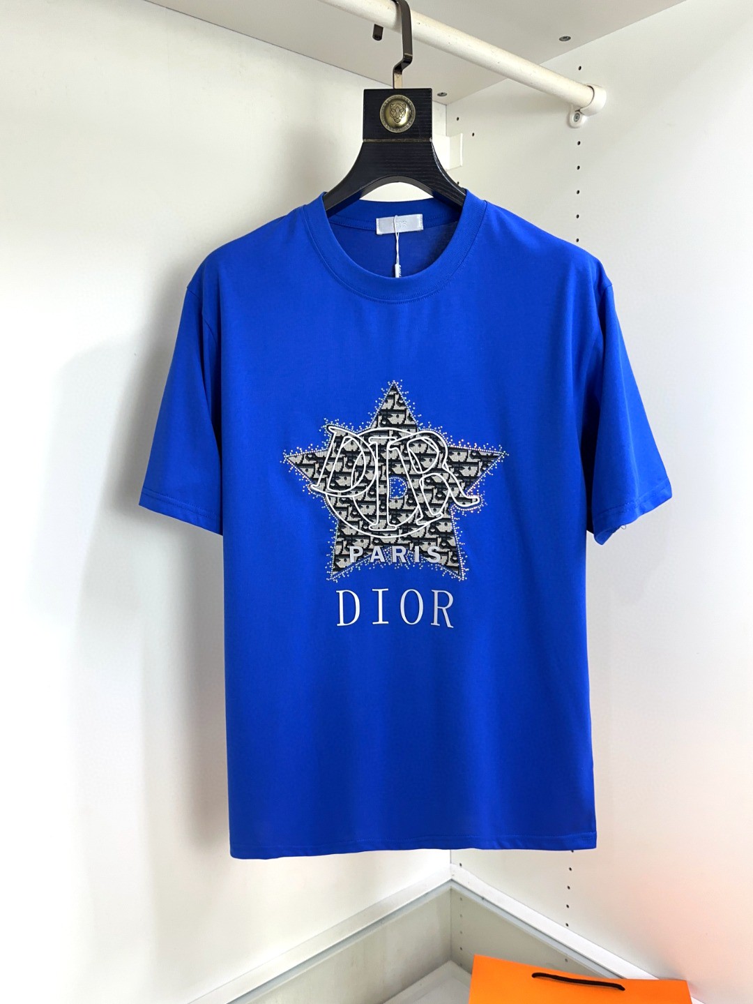 NO:131198,DIOR DIOR maximum wearable 200 catties top-grade round neck casual short-sleeved high-end custom versatile style. Anyone can easily control it. The fabric is fully customized craftsmanship. The latest logo design of the luxurious classic brand on the chest is very high-end. Those who understand goods must enter!  The style and tailoring are slim styles, which are very exquisite, showing aura and highlighting the exquisiteness of business men. This is the unique feature, the right slim fit, and the upper body effect is very good!  Size S-XXL can wear 210 catties,dior,dior,T-shirt,alexander wang19860909DIOR 迪奥 最大可穿200斤顶级圆领休闲短袖高级定制百搭款式 任何人都可以轻松驾驭 面料全订制工艺 胸前奢华经典品牌最新logo设计,非常显档次懂货的必须入！版型剪裁属于修身款 非常精致,显气场,又会凸显商务男士的精致,这就是独到之处,恰到好处的修身,上身效果非常赞！尺码S-XXL 可穿210斤,,dior,dior,T-shirt,alexander wang,Men's clothing