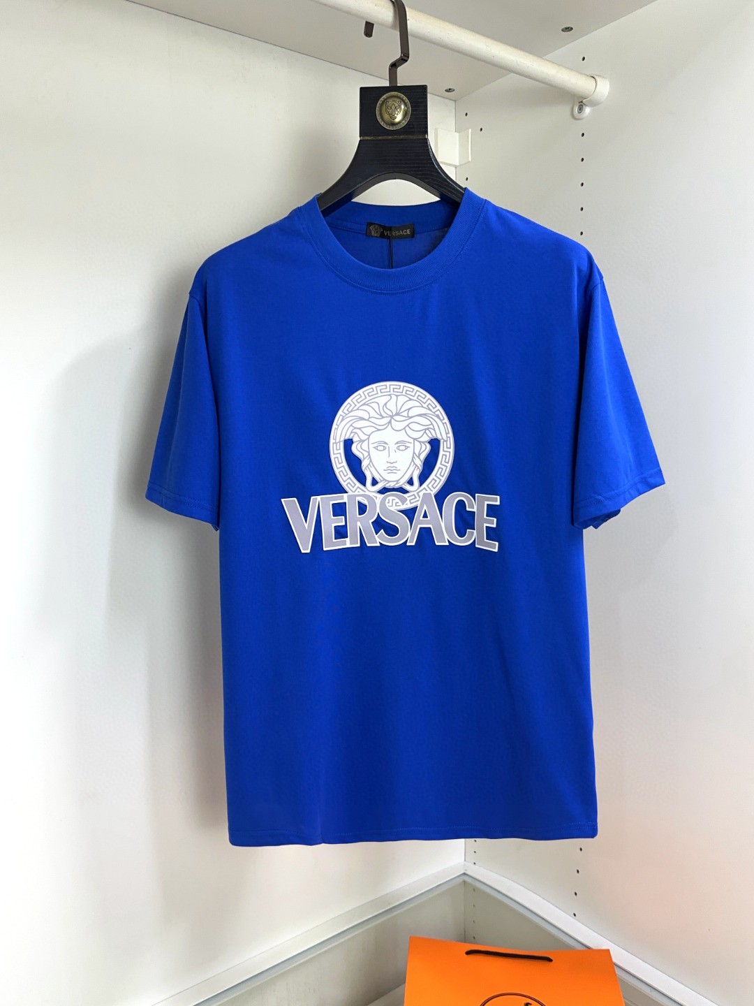 NO:131189,Versace can wear up to 200 catties top-grade round neck casual short-sleeved high-end custom versatile style. Anyone can easily control it. The fabric is fully customized craftsmanship. The latest logo design of the luxurious classic brand on the chest is very high-end. Those who understand goods must enter!  The style and tailoring are slim styles, which are very exquisite, showing aura and highlighting the exquisiteness of business men. This is the unique feature, the right slim fit, and the upper body effect is very good!  Size S-XXL can wear 210 catties, versace, versace, T-shirt, alexander wang19860909Versace范思哲最大可穿200斤顶级圆领休闲短袖高级定制百搭款式 任何人都可以轻松驾驭 面料全订制工艺 胸前奢华经典品牌最新logo设计,非常显档次懂货的必须入！版型剪裁属于修身款 非常精致,显气场,又会凸显商务男士的精致,这就是独到之处,恰到好处的修身,上身效果非常赞！尺码S-XXL 可穿210斤,,versace,versace,T-shirt,alexander wang,Men's clothing