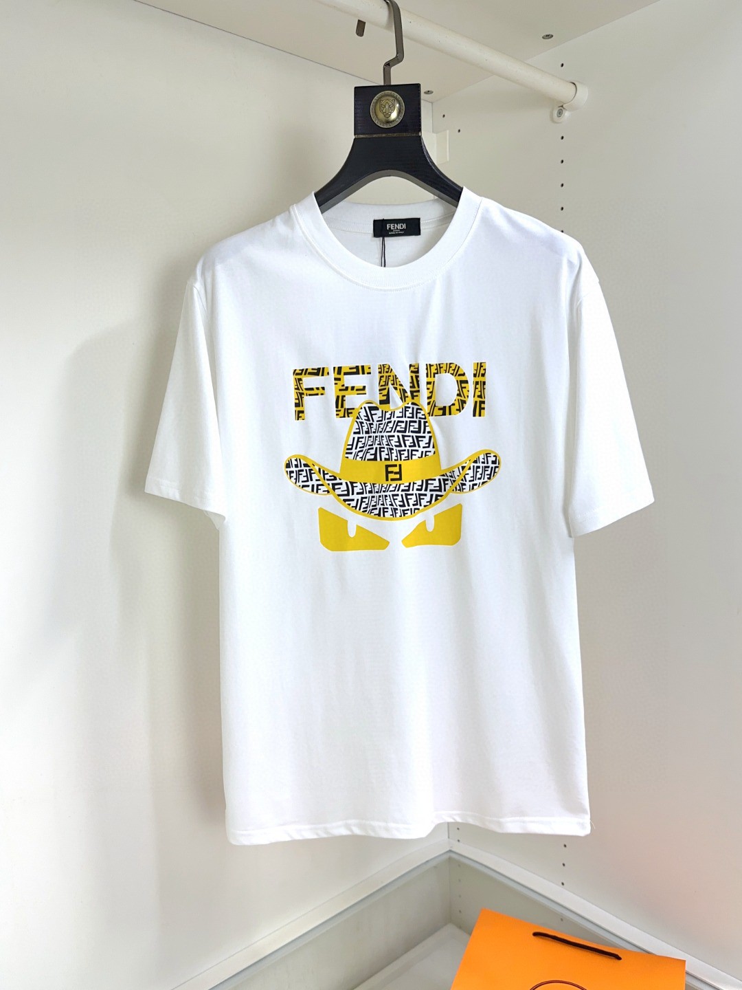 NO:131176,Fendi can wear up to 200 catties, top-grade round neck, casual short-sleeved high-end custom versatile style, which can be easily controlled by anyone. The fabric is fully customized craftsmanship, the latest logo design of the luxurious classic brand on the chest, which is very high-end and those who understand goods must enter!  The style and tailoring are slim styles, which are very exquisite, showing aura and highlighting the exquisiteness of business men. This is the unique feature, the right slim fit, and the upper body effect is very good!  Size S-XXL can wear 210 catties, fendi, fendi, fendi, T-shirt, alexander wang19860909Fendi芬迪最大可穿200斤顶级圆领休闲短袖高级定制百搭款式 任何人都可以轻松驾驭 面料全订制工艺 胸前奢华经典品牌最新logo设计,非常显档次懂货的必须入！版型剪裁属于修身款 非常精致,显气场,又会凸显商务男士的精致,这就是独到之处,恰到好处的修身,上身效果非常赞！尺码S-XXL 可穿210斤,,fendi,fendi,T-shirt,alexander wang,Men's clothing