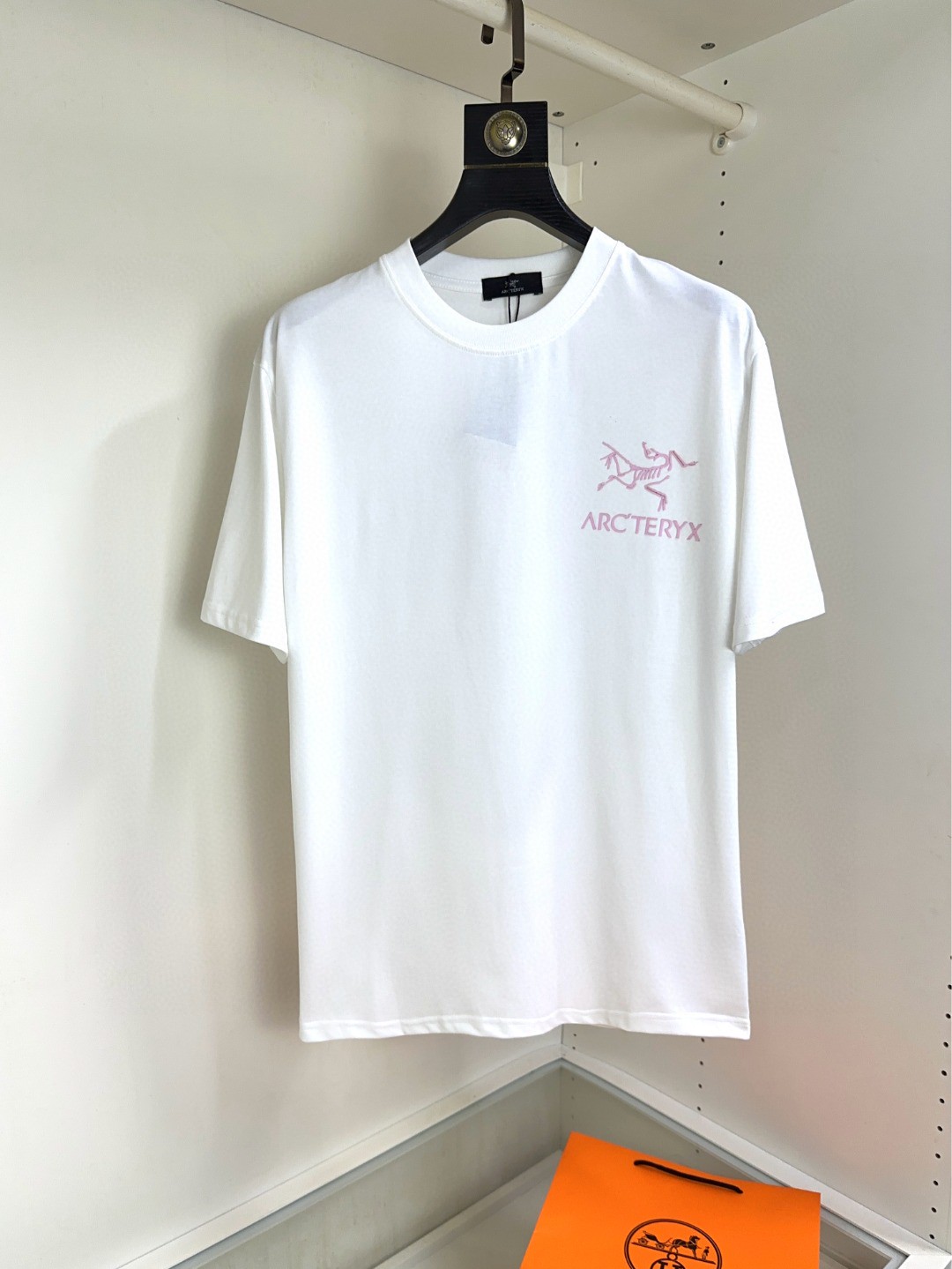 NO:131182,Archaeopteryx can wear up to 200 catties, top-grade round neck, casual short-sleeved high-end custom versatile style, which can be easily controlled by anyone. The fabric is fully customized craftsmanship, the latest logo design of the luxurious classic brand on the chest, which is very high-end and must be entered if you understand the goods!  The style and tailoring are slim styles, which are very exquisite, showing aura and highlighting the exquisiteness of business men. This is the unique feature, the right slim fit, and the upper body effect is very good!  Size S-XXL can wear 210 catties, arc'teryx, T-shirt, alexander wang19860909始祖鸟最大可穿200斤顶级圆领休闲短袖高级定制百搭款式 任何人都可以轻松驾驭 面料全订制工艺 胸前奢华经典品牌最新logo设计,非常显档次懂货的必须入！版型剪裁属于修身款 非常精致,显气场,又会凸显商务男士的精致,这就是独到之处,恰到好处的修身,上身效果非常赞！尺码S-XXL 可穿210斤,arc'teryx,T-shirt,alexander wang,Men's clothing