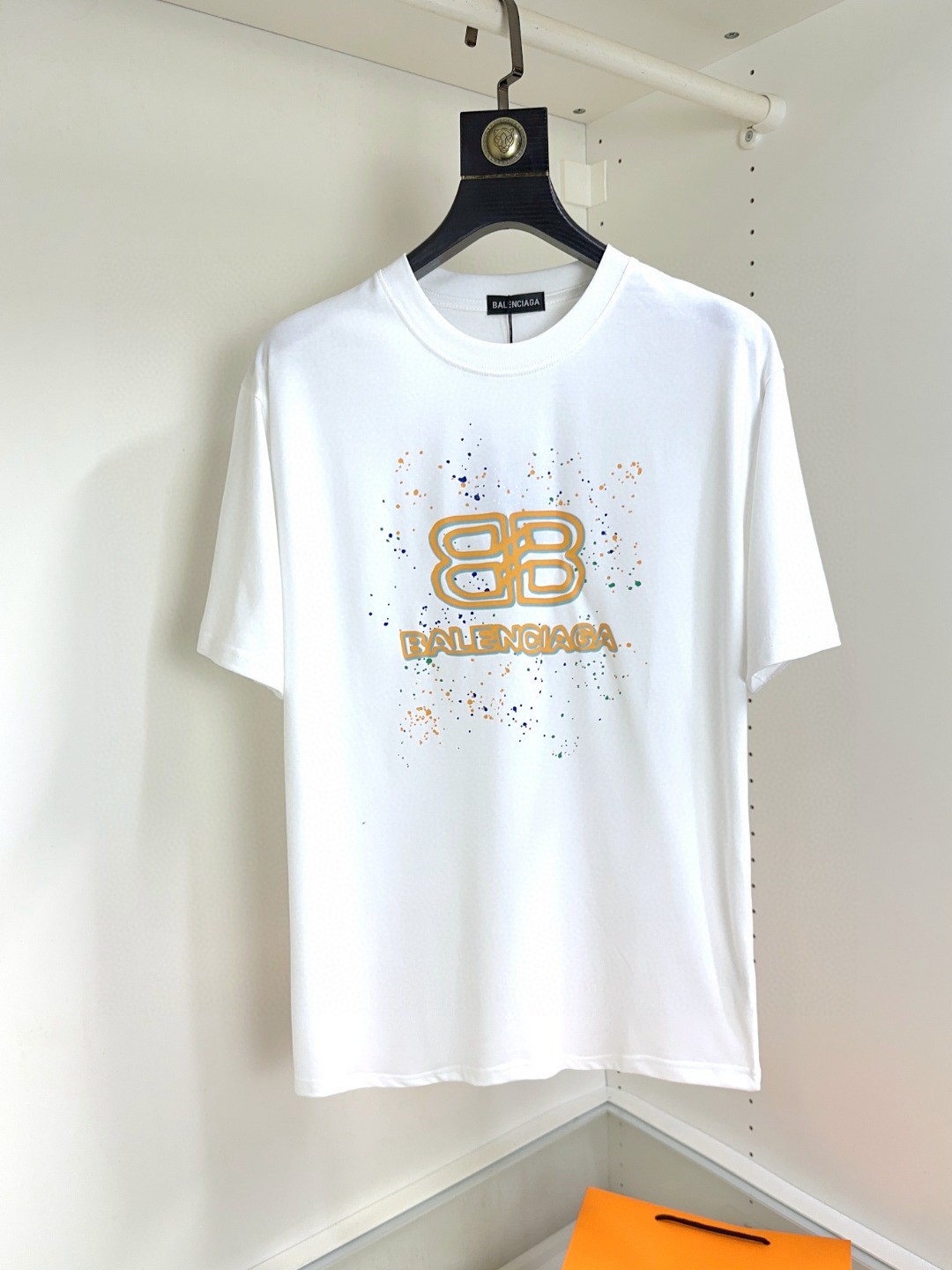 NO:131192,Balenciaga Balenciaga is a top-grade round neck, casual short-sleeved high-end custom versatile style that can be worn by 200 pounds. Anyone can easily control it. The fabric is fully customized craftsmanship. The latest logo design of the luxurious classic brand on the chest is very high-end. Those who understand goods must enter!  The style and tailoring are slim styles, which are very exquisite, showing aura and highlighting the exquisiteness of business men. This is the unique feature, the right slim fit, and the upper body effect is very good!  Size S-XXL can wear 210 catties, balenciaga, balenciaga, T-shirt, alexander wang19860909Balenciaga 巴黎世家 最大可穿200斤顶级圆领休闲短袖高级定制百搭款式 任何人都可以轻松驾驭 面料全订制工艺 胸前奢华经典品牌最新logo设计,非常显档次懂货的必须入！版型剪裁属于修身款 非常精致,显气场,又会凸显商务男士的精致,这就是独到之处,恰到好处的修身,上身效果非常赞！尺码S-XXL 可穿210斤,,balenciaga,balenciaga,T-shirt,alexander wang,Men's clothing