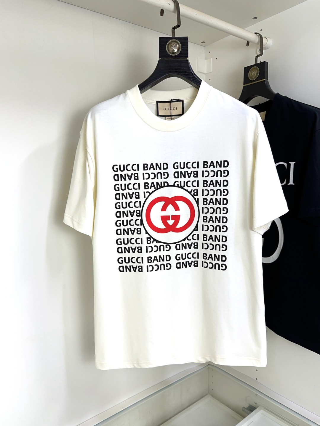 NO:131195,Gucci Gucci Fat Brother Gospel Maximum XL can wear 200 kilograms high-end version, top round neck casual short sleeve high-end custom versatile style, anyone can easily control it, full custom fabric craftsmanship, the latest logo design of the luxurious classic brand on the chest, very high-end, those who understand goods must enter!  The style and tailoring are slim styles, which are very exquisite, showing aura and highlighting the exquisiteness of business men. This is the unique feature, the right slim fit, and the upper body effect is very good!  Size XS-XL (counter code is equivalent to M-3XL), gucci, T-shirt, alexander wang19860909Gucci 古奇 胖哥福音最大XL可穿200斤高版本 顶级圆领休闲短袖高级定制百搭款式 任何人都可以轻松驾驭 面料全订制工艺 胸前奢华经典品牌最新logo设计,非常显档次懂货的必须入！版型剪裁属于修身款 非常精致,显气场,又会凸显商务男士的精致,这就是独到之处,恰到好处的修身,上身效果非常赞！尺码XS-XL（专柜码等同M-3XL）,,gucci,T-shirt,alexander wang,Men's clothing