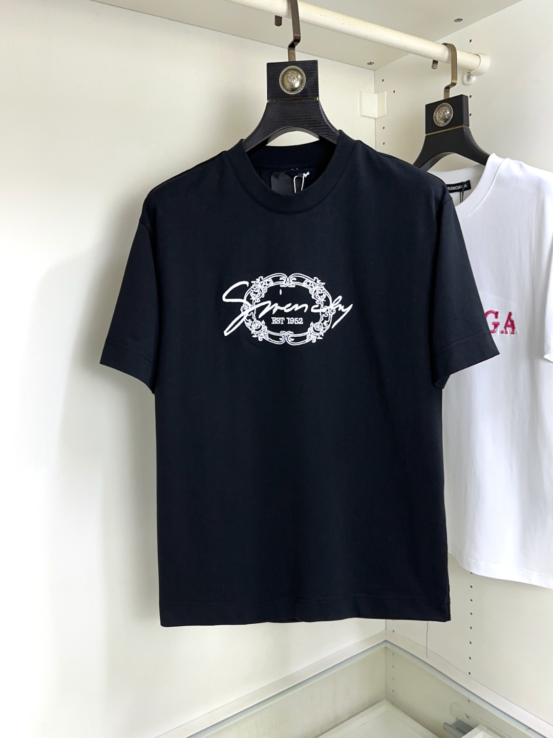 NO:131188,Givenchy Givenchy Fat Brother Gospel Maximum XL can wear 200 kilograms high-end version, top round neck casual short-sleeved high-end custom versatile style, anyone can easily control it, full custom fabric craftsmanship, the latest logo design of the luxurious classic brand on the chest, very high-end, those who understand goods must enter!  The style and tailoring are slim styles, which are very exquisite, showing aura and highlighting the exquisiteness of business men. This is the unique feature, the right slim fit, and the upper body effect is very good!  Size XS-XL (counter code is equivalent to M-3XL), given , given , given , given , T-shirt, alexander wang19860909Givenchy 纪梵希 胖哥福音最大XL可穿200斤高版本 顶级圆领休闲短袖高级定制百搭款式 任何人都可以轻松驾驭 面料全订制工艺 胸前奢华经典品牌最新logo设计,非常显档次懂货的必须入！版型剪裁属于修身款 非常精致,显气场,又会凸显商务男士的精致,这就是独到之处,恰到好处的修身,上身效果非常赞！尺码XS-XL（专柜码等同M-3XL）,,givenchy,givenchy,T-shirt,alexander wang,Men's clothing