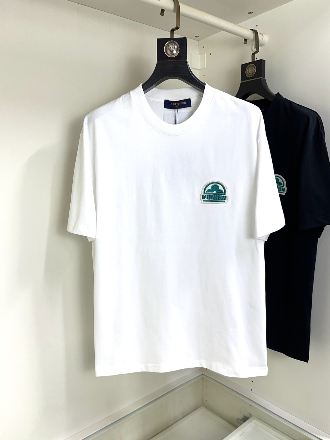 NO:131191,LV Louis Vuitton Fat Brother Gospel Max XL can wear 200 kilograms high-end version, top round neck casual short sleeve high-end custom versatile style, anyone can easily control it, full custom fabric craftsmanship, the latest logo design of the luxurious classic brand on the chest, very high-end, those who understand goods must enter!  The style and tailoring are slim styles, which are very exquisite, showing aura and highlighting the exquisiteness of business men. This is the unique feature, the right slim fit, and the upper body effect is very good!  Size XS-XL (counter code is equivalent to M-3XL), louis vuitton,louis vuitton,t-shirt,alexander wang19860909LV 路易威登 胖哥福音最大XL可穿200斤高版本 顶级圆领休闲短袖高级定制百搭款式 任何人都可以轻松驾驭 面料全订制工艺 胸前奢华经典品牌最新logo设计,非常显档次懂货的必须入！版型剪裁属于修身款 非常精致,显气场,又会凸显商务男士的精致,这就是独到之处,恰到好处的修身,上身效果非常赞！尺码XS-XL（专柜码等同M-3XL）,,louis vuitton,louis vuitton,T-shirt,alexander wang,Men's clothing