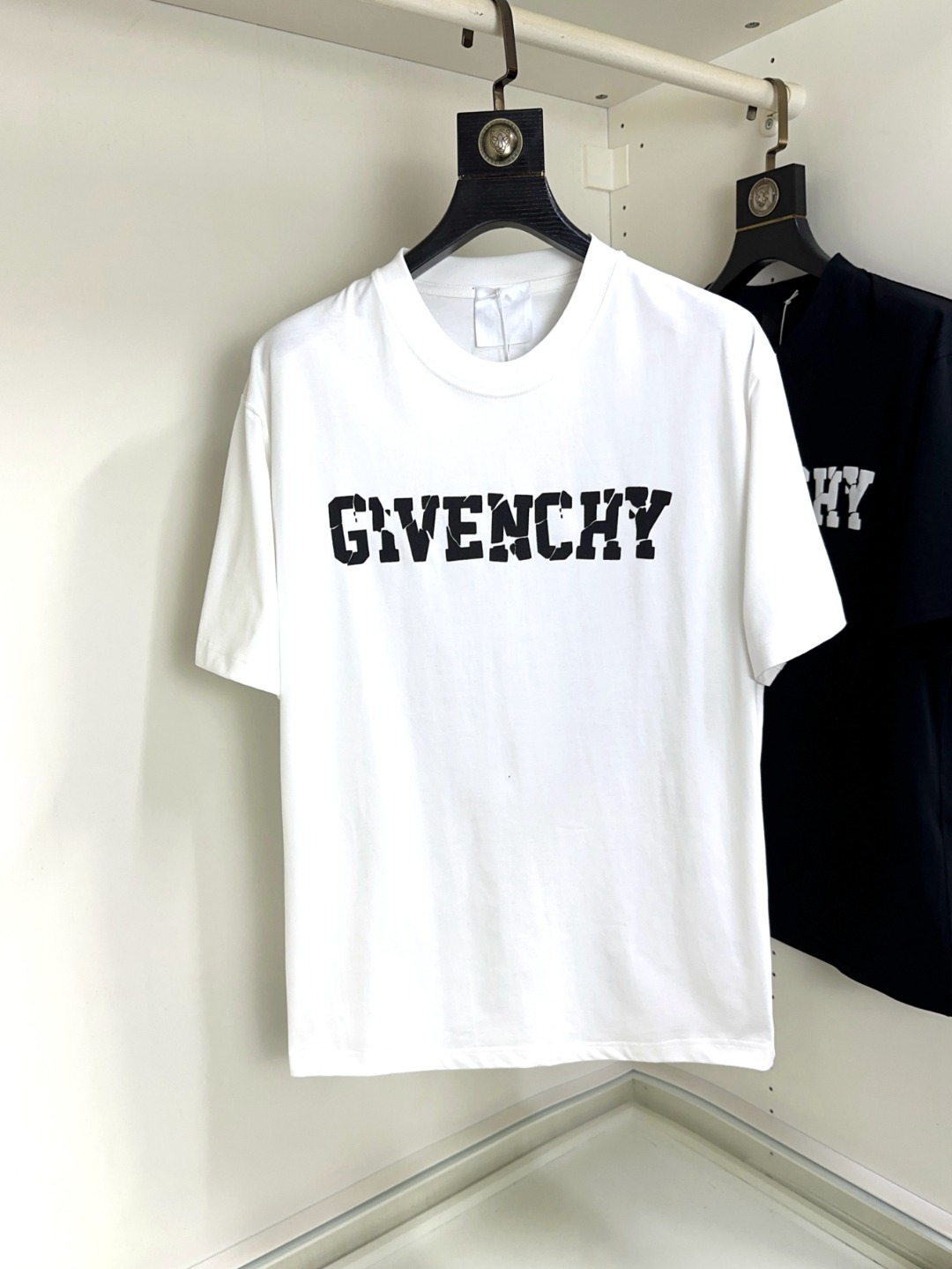 NO:131173,Givenchy Givenchy Fat Brother Gospel Maximum XL can wear 200 kilograms high-end version, top round neck casual short-sleeved high-end custom versatile style, anyone can easily control it, full custom fabric craftsmanship, the latest logo design of the luxurious classic brand on the chest, very high-end, those who understand goods must enter!  The style and tailoring are slim styles, which are very exquisite, showing aura and highlighting the exquisiteness of business men. This is the unique feature, the right slim fit, and the upper body effect is very good!  Size XS-XL (counter code is equivalent to M-3XL), given , given , given , given , T-shirt, alexander wang19860909Givenchy 纪梵希 胖哥福音最大XL可穿200斤高版本 顶级圆领休闲短袖高级定制百搭款式 任何人都可以轻松驾驭 面料全订制工艺 胸前奢华经典品牌最新logo设计,非常显档次懂货的必须入！版型剪裁属于修身款 非常精致,显气场,又会凸显商务男士的精致,这就是独到之处,恰到好处的修身,上身效果非常赞！尺码XS-XL（专柜码等同M-3XL）,,givenchy,givenchy,T-shirt,alexander wang,Men's clothing