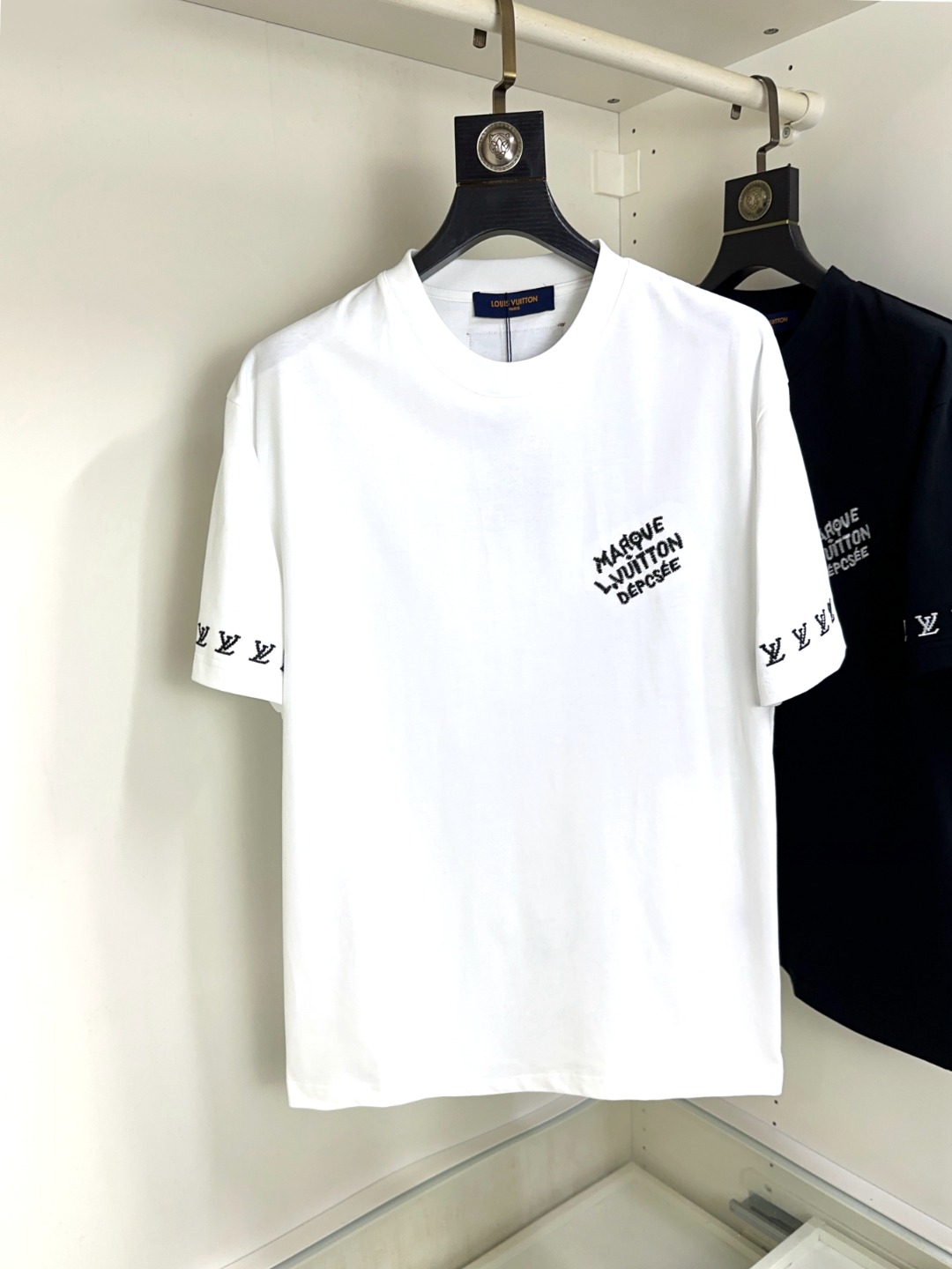 NO:131185,LV Louis Vuitton Fat Brother Gospel Max XL can wear 200 kilograms high-end version, top round neck casual short sleeve high-end custom versatile style, anyone can easily control it, full custom fabric craftsmanship, the latest logo design of the luxurious classic brand on the chest, very high-end, those who understand goods must enter!  The style and tailoring are slim styles, which are very exquisite, showing aura and highlighting the exquisiteness of business men. This is the unique feature, the right slim fit, and the upper body effect is very good!  Size XS-XL (counter code is equivalent to M-3XL), louis vuitton,louis vuitton,t-shirt,alexander wang19860909LV 路易威登 胖哥福音最大XL可穿200斤高版本 顶级圆领休闲短袖高级定制百搭款式 任何人都可以轻松驾驭 面料全订制工艺 胸前奢华经典品牌最新logo设计,非常显档次懂货的必须入！版型剪裁属于修身款 非常精致,显气场,又会凸显商务男士的精致,这就是独到之处,恰到好处的修身,上身效果非常赞！尺码XS-XL（专柜码等同M-3XL）,,louis vuitton,louis vuitton,T-shirt,alexander wang,Men's clothing