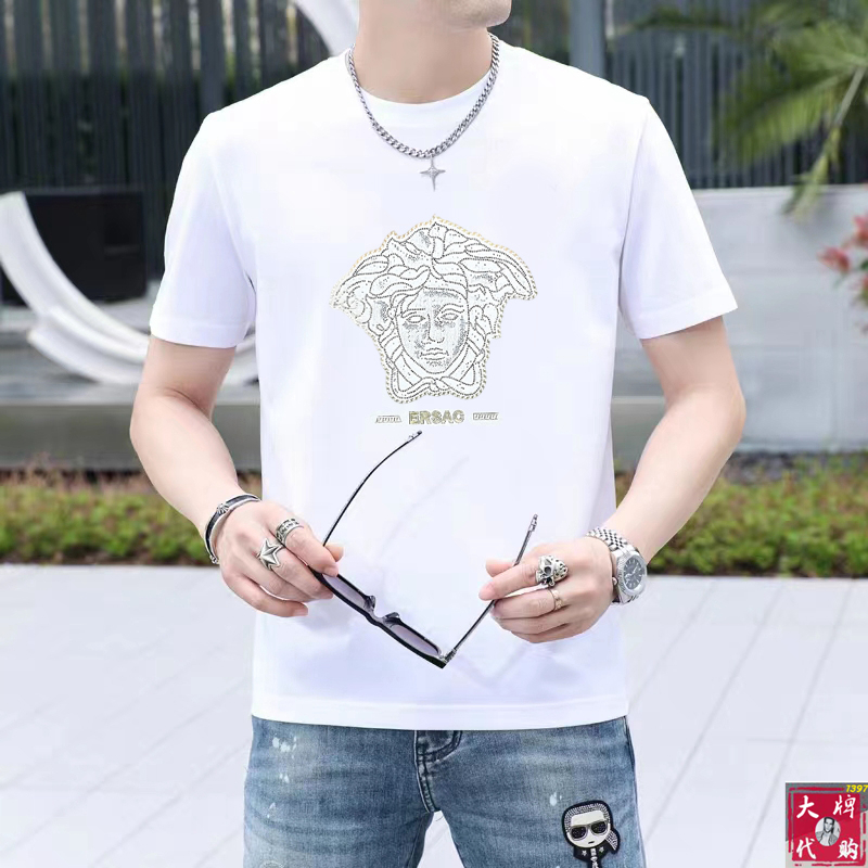 NO:131164,Versace Fat Brother Gospel Max 4XL can wear 200 catties Top round neck casual short sleeve high-end custom versatile styles that anyone can easily control. Fully customized fabric craftsmanship, the latest logo design of luxury classic brand on the chest, very high-end and high-end people who understand goods must enter!  The style and tailoring are slim styles, which are very exquisite, showing aura and highlighting the exquisiteness of business men. This is the unique feature, the right slim fit, and the upper body effect is very good!  Size M-4XL, versace, versace, T-shirt, alexander wang19860909Versace 范思哲 胖哥福音最大4XL可穿200斤 顶级圆领休闲短袖高级定制百搭款式 任何人都可以轻松驾驭 面料全订制工艺 胸前奢华经典品牌最新logo设计,非常显档次懂货的必须入！版型剪裁属于修身款 非常精致,显气场,又会凸显商务男士的精致,这就是独到之处,恰到好处的修身,上身效果非常赞！尺码M-4XL,,versace,versace,T-shirt,alexander wang,Men's clothing