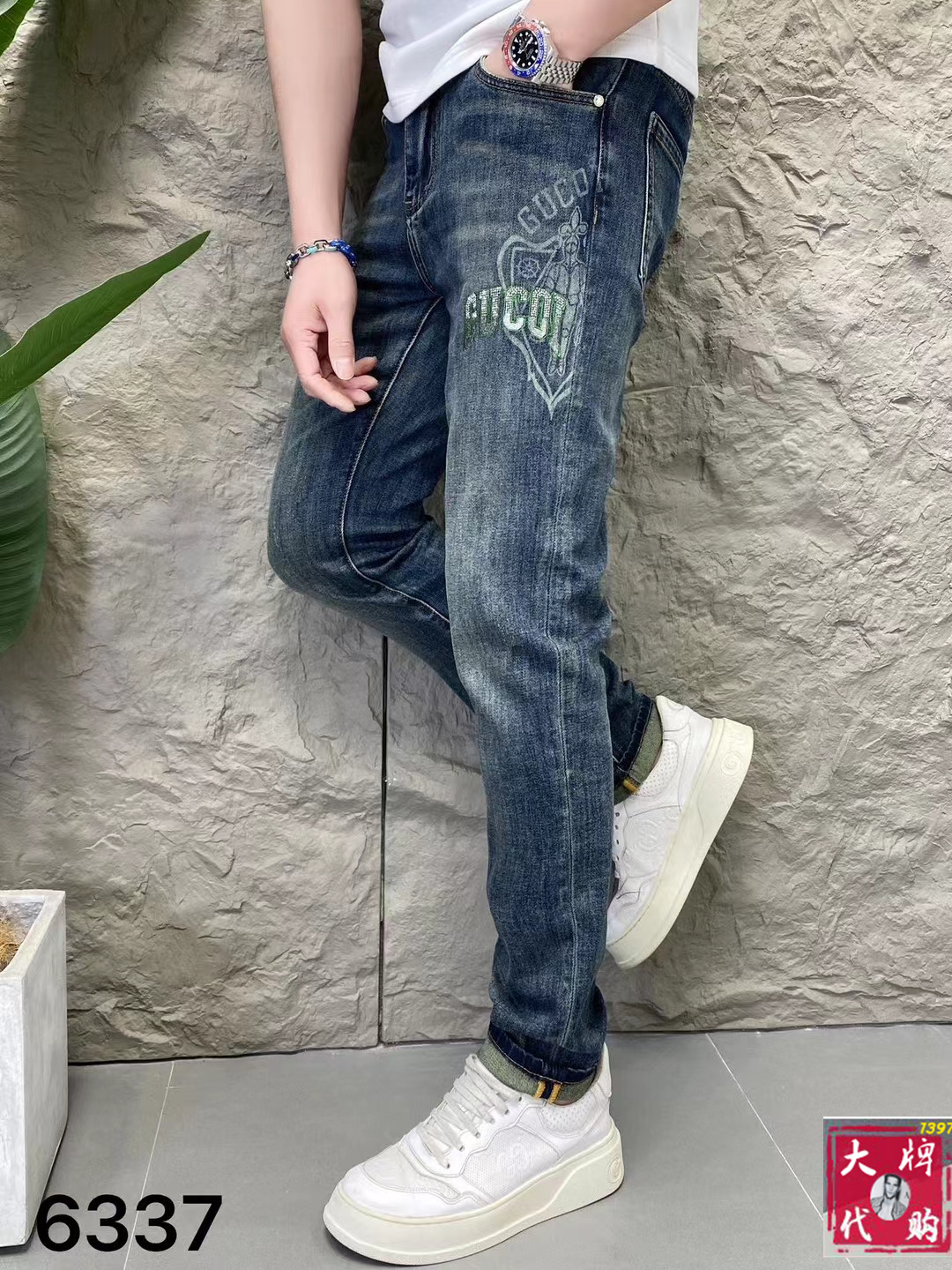 NO:131171,Guqi Men's jeans original original cloth original washing water!  Imported original wash elastic fabrics, complex handicrafts superimposed, any wash process will become a completely different color effect after a few more seconds, so it is more precious, especially long-lasting and odor-resistant... Use the best tannin elastic texture, genuine leather leather cards, high-quality metal accessories... to create a unique and original jeans style!  Original hardware accessories, super positive style, comfortable and breathable, extremely high grade, counter quality, and handsome upper body. Number of 29-38, jeans, alexander wang19860909古奇 男士牛仔裤原厂原布原洗水！进口原版水洗弹力面料,复杂的手工艺叠加,任何一个洗水环节多停留几秒都会变成完全不一样的颜色效果,所以越加珍贵,特别持久、耐味…… 选用上乘的丹宁弹力质感,真皮皮牌、高定的金属辅料……打造出独特及原创的牛仔裤款型！原版五金辅料,版型超正,舒适透气,档次极高,专柜品质,上身帅气十足. 码数29-38,,jeans,alexander wang,Men's clothing